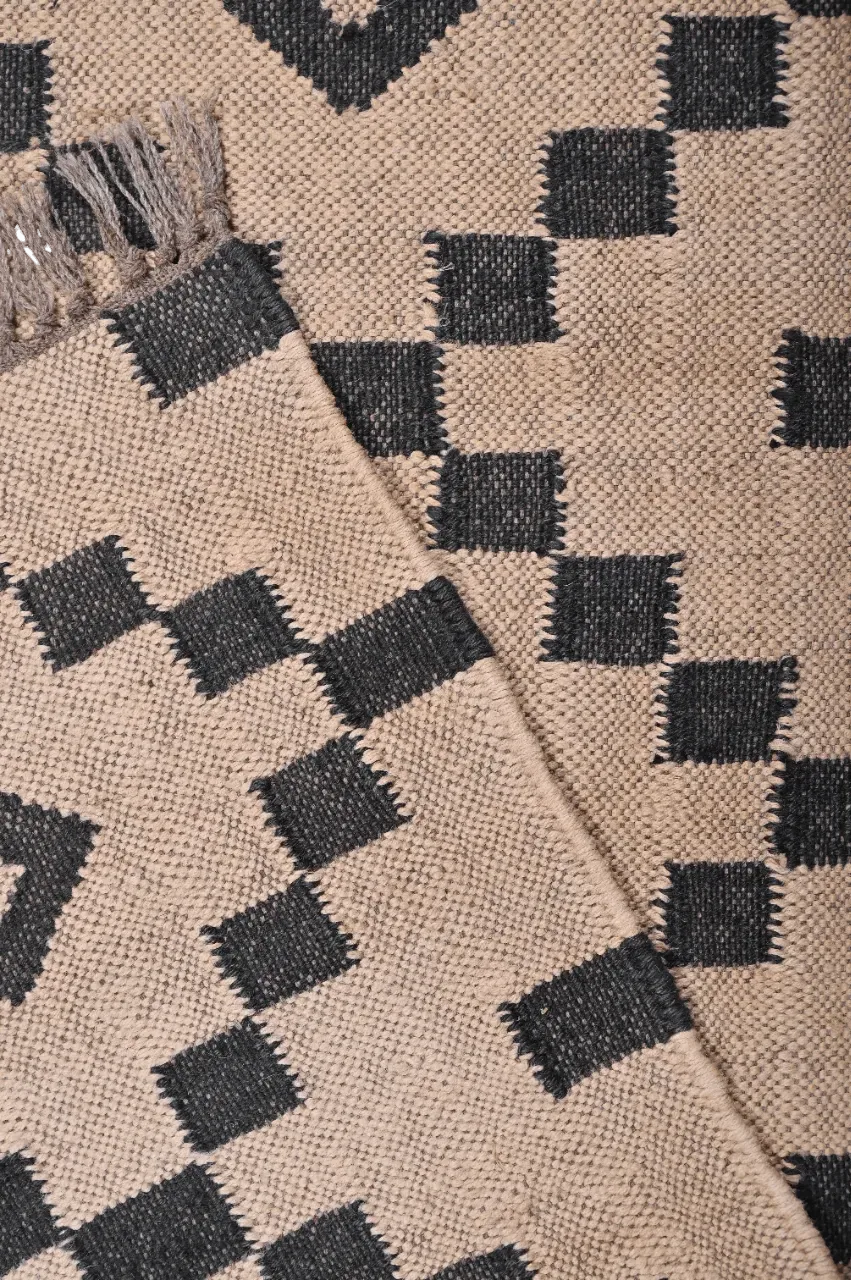 alfombra kilim color tabaco y negro, detalle fibras