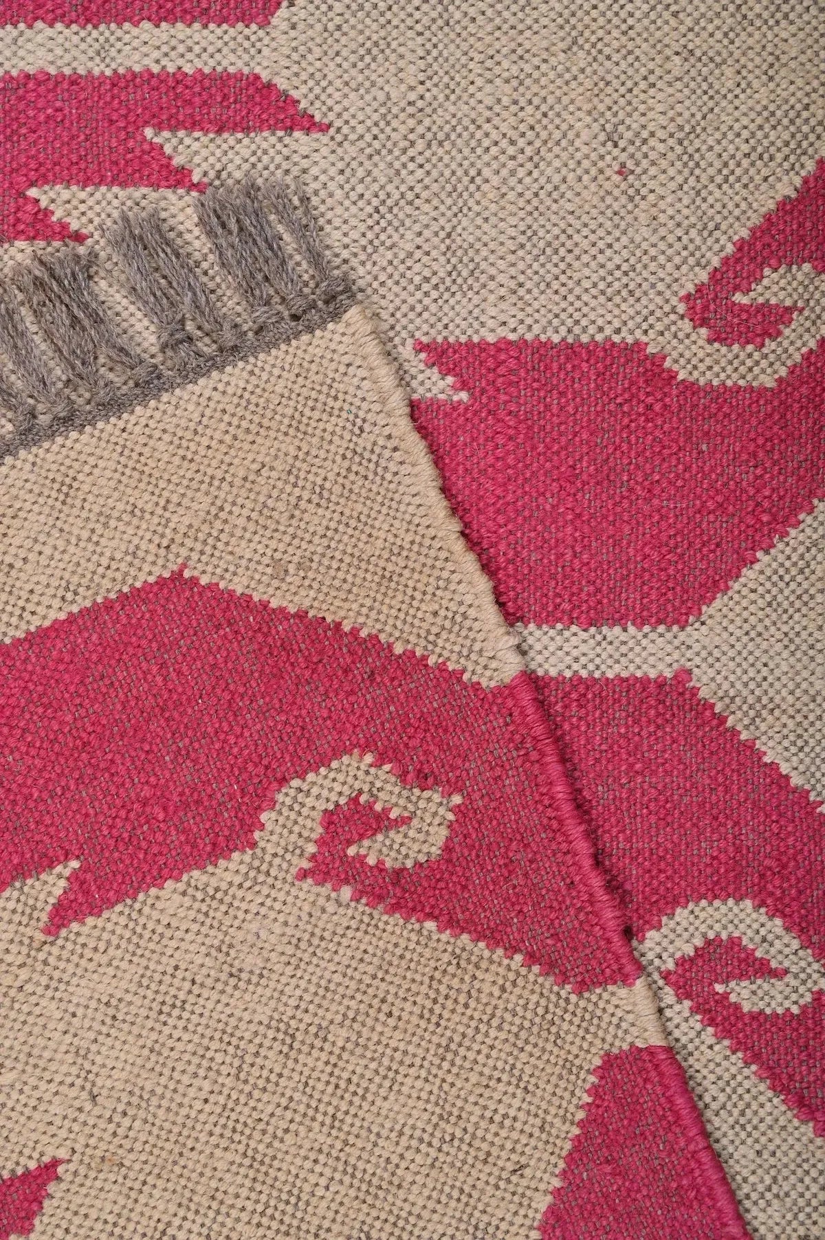 detalle alfombra kilim de fibras naturales fuxia