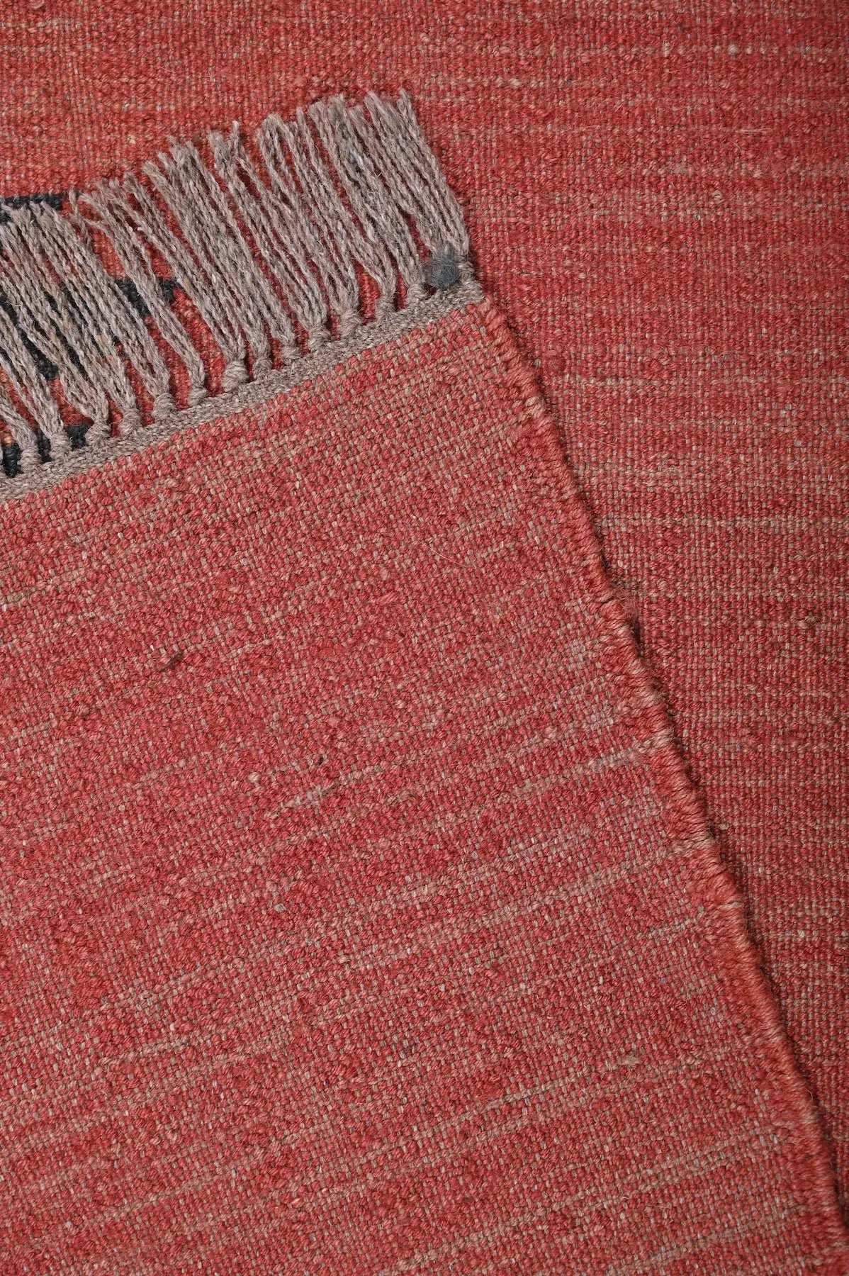 alfombra kilim roja detalle fibras