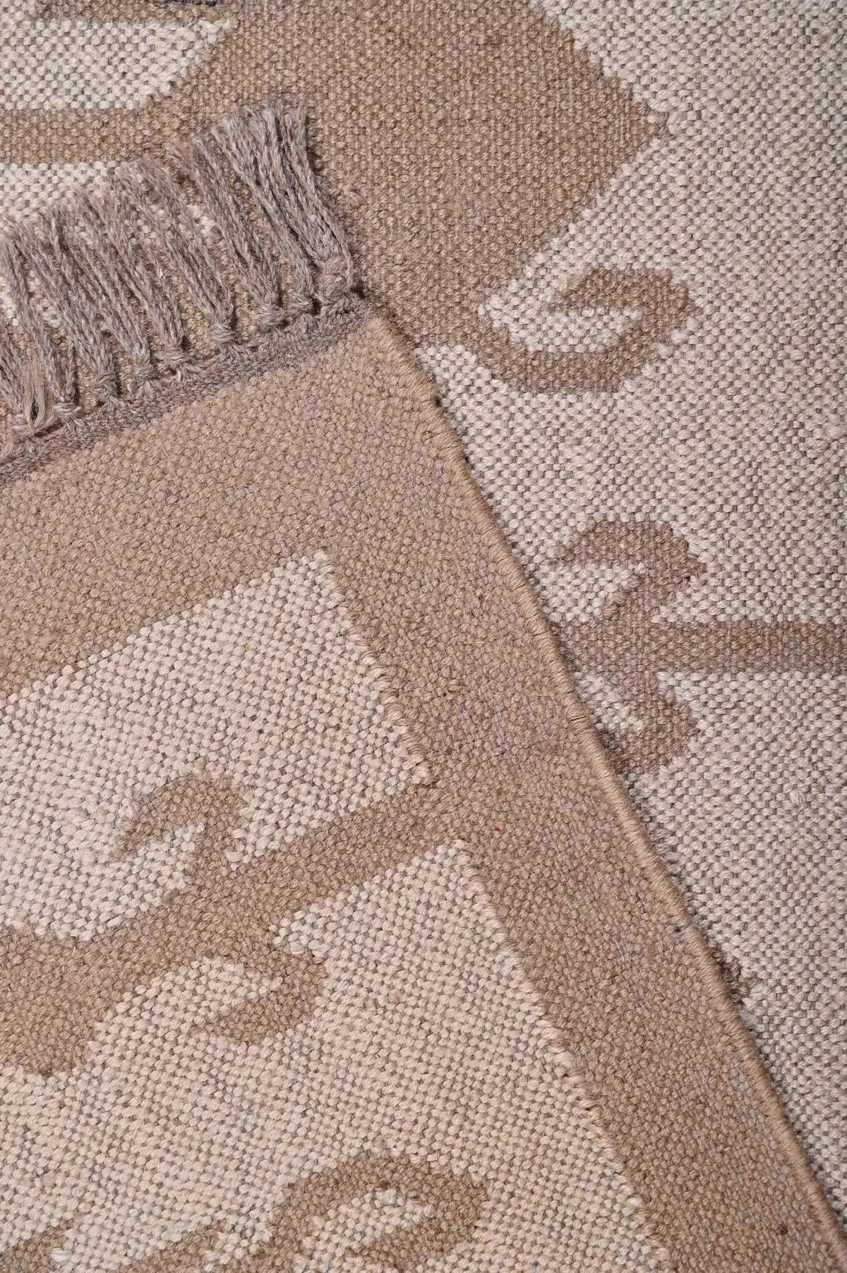 alfombra kilim tono natural, etnica detalle