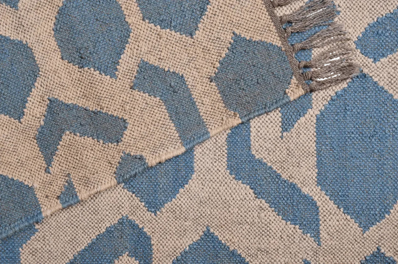alfombra kilim azul moderna detalle fibras