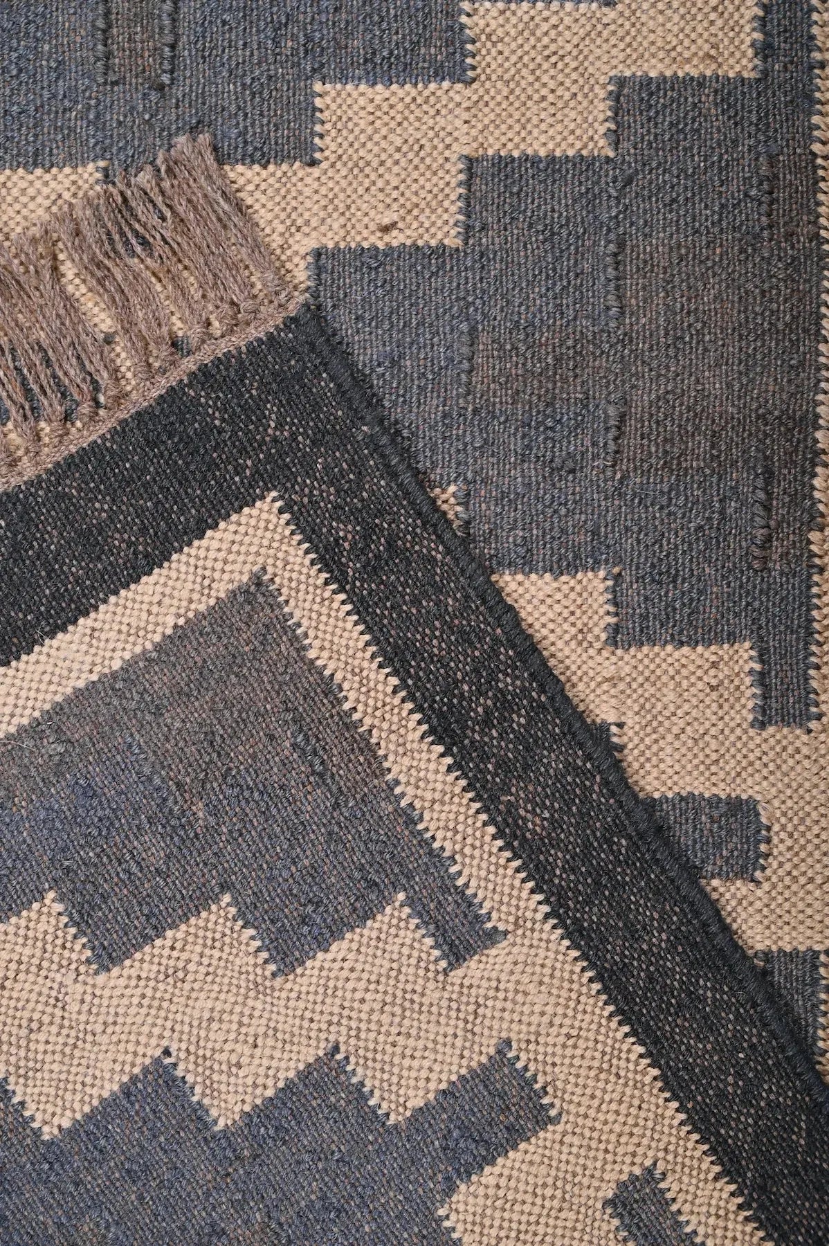 alfombra kilim tonos azules y negros detalle fibras