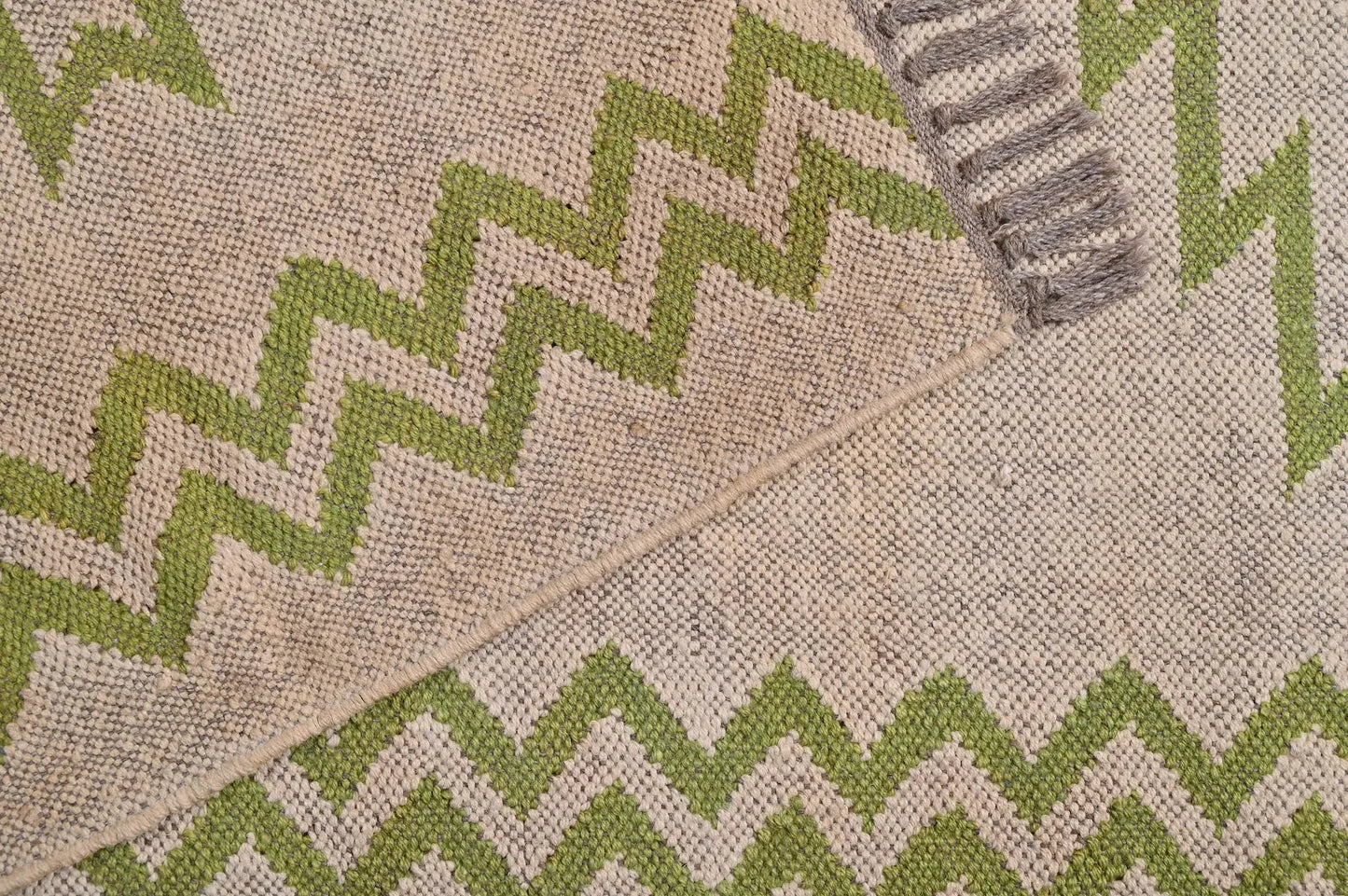 alfombra kilim etnica verde detalle esquina fibras naturales