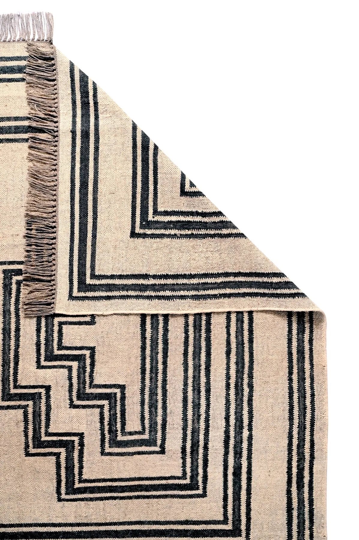 alfombra kilim moderna de patrones geometricos, color blanco y negro