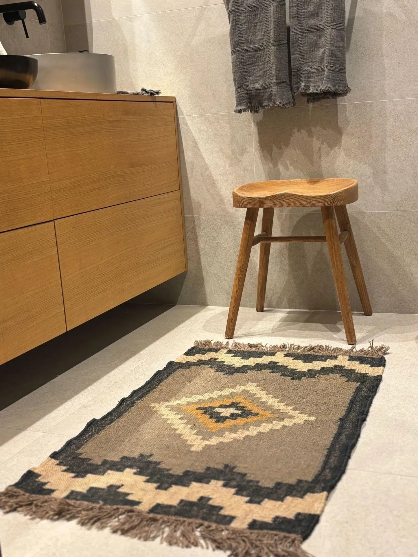 alfombra kilim pequena, en tonos grises y negros, hechas a mano en fibras naturales.