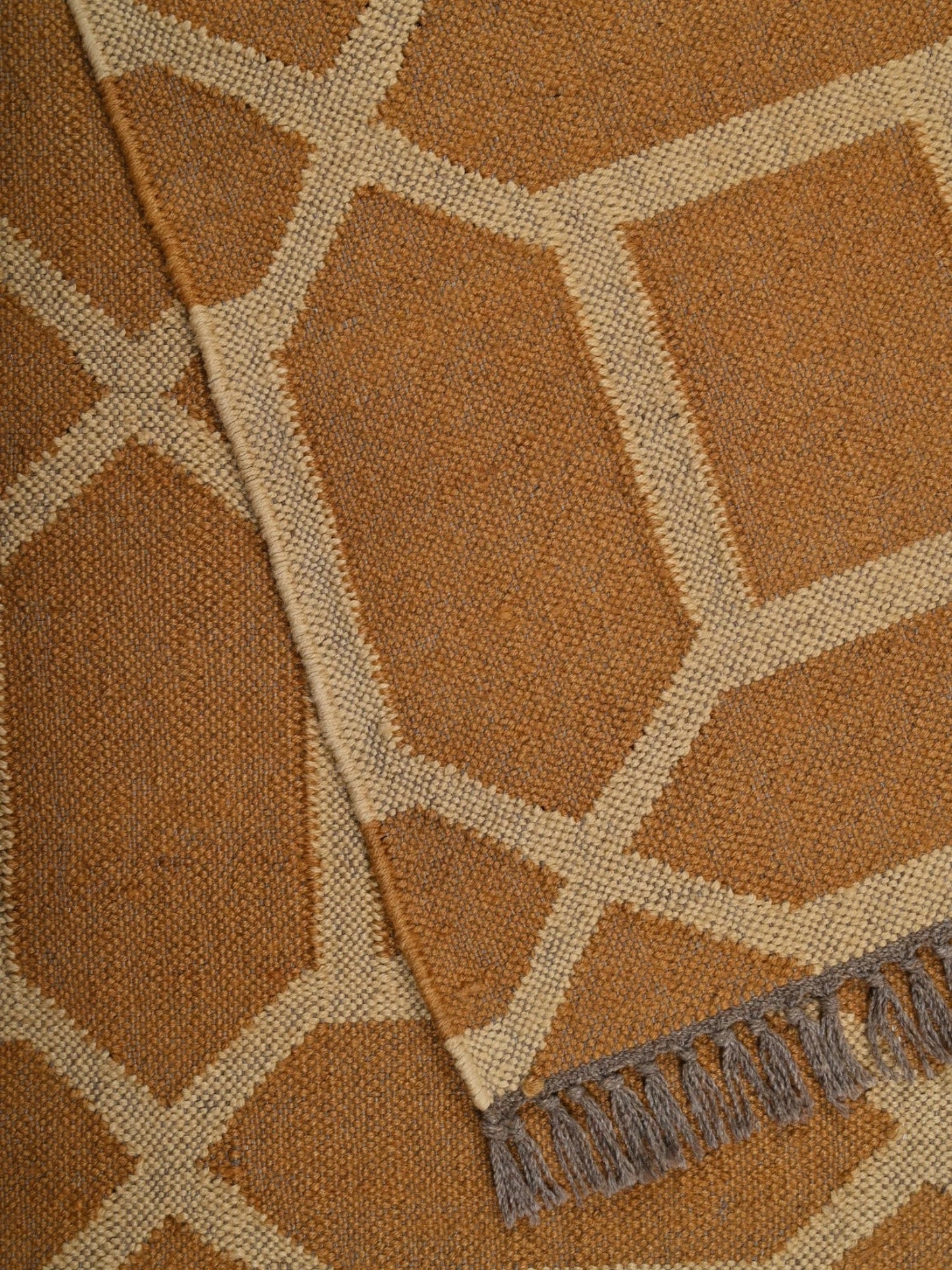 Detalle de alfombra kilim pasillo 120x180 marrón hecha a mano en fibras naturales