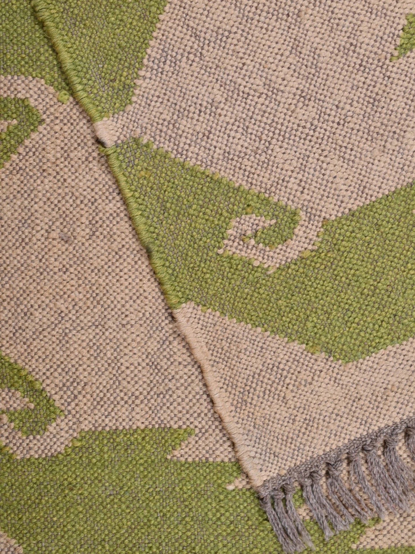 Detalle de alfombra kilim pasillo 120x180 marrón y verde hecha a mano en fibras naturales