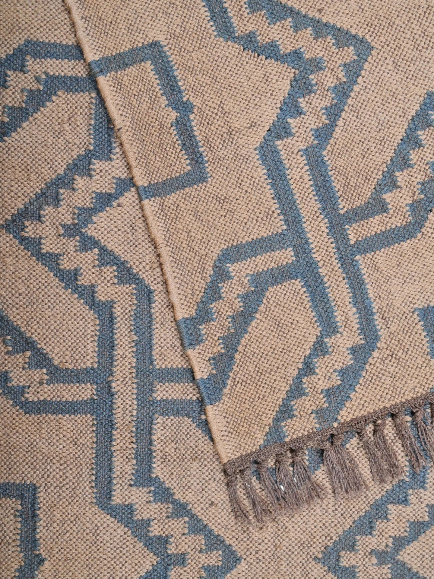 Detalle de alfombra kilim pasillo 120x80 marrón y azul hecha a mano en fibras naturales