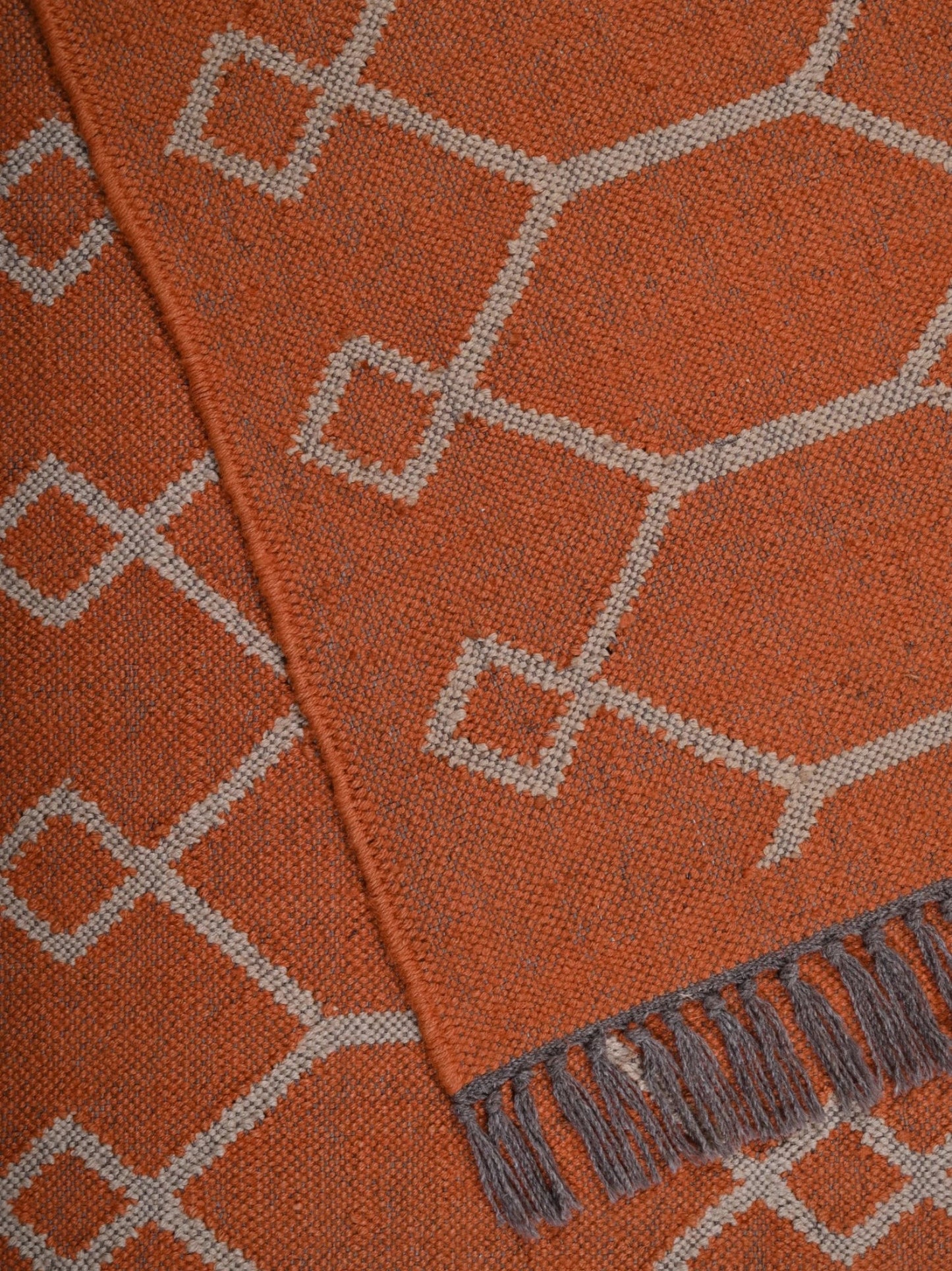 Detalle de alfombra kilim pasillo 120x80 rojo hecha a mano en fibras naturales