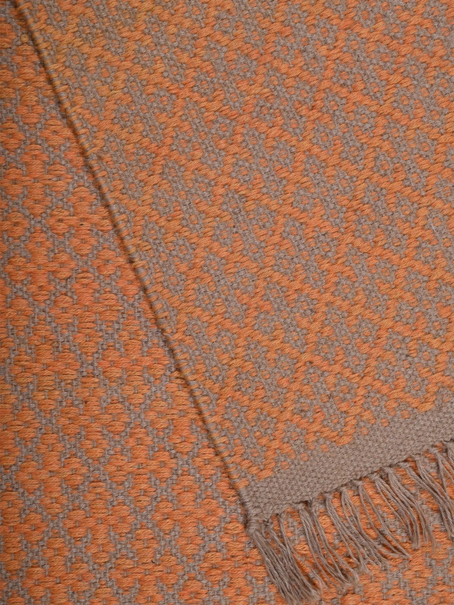 Detalle de alfombra kilim pasillo 120x80 marrón hecha a mano en fibras naturales