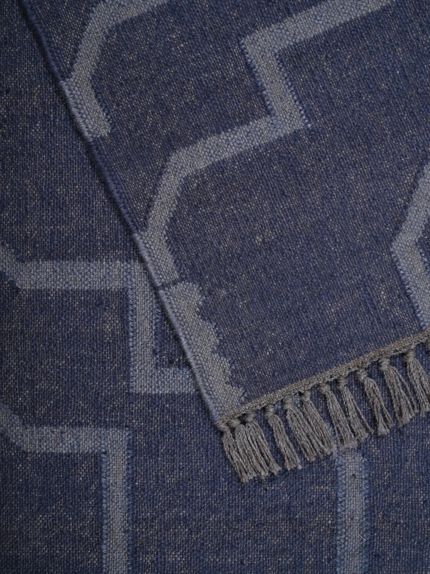 Detalle de alfombra kilim pasillo 120x80 azul hecha a mano en fibras naturales