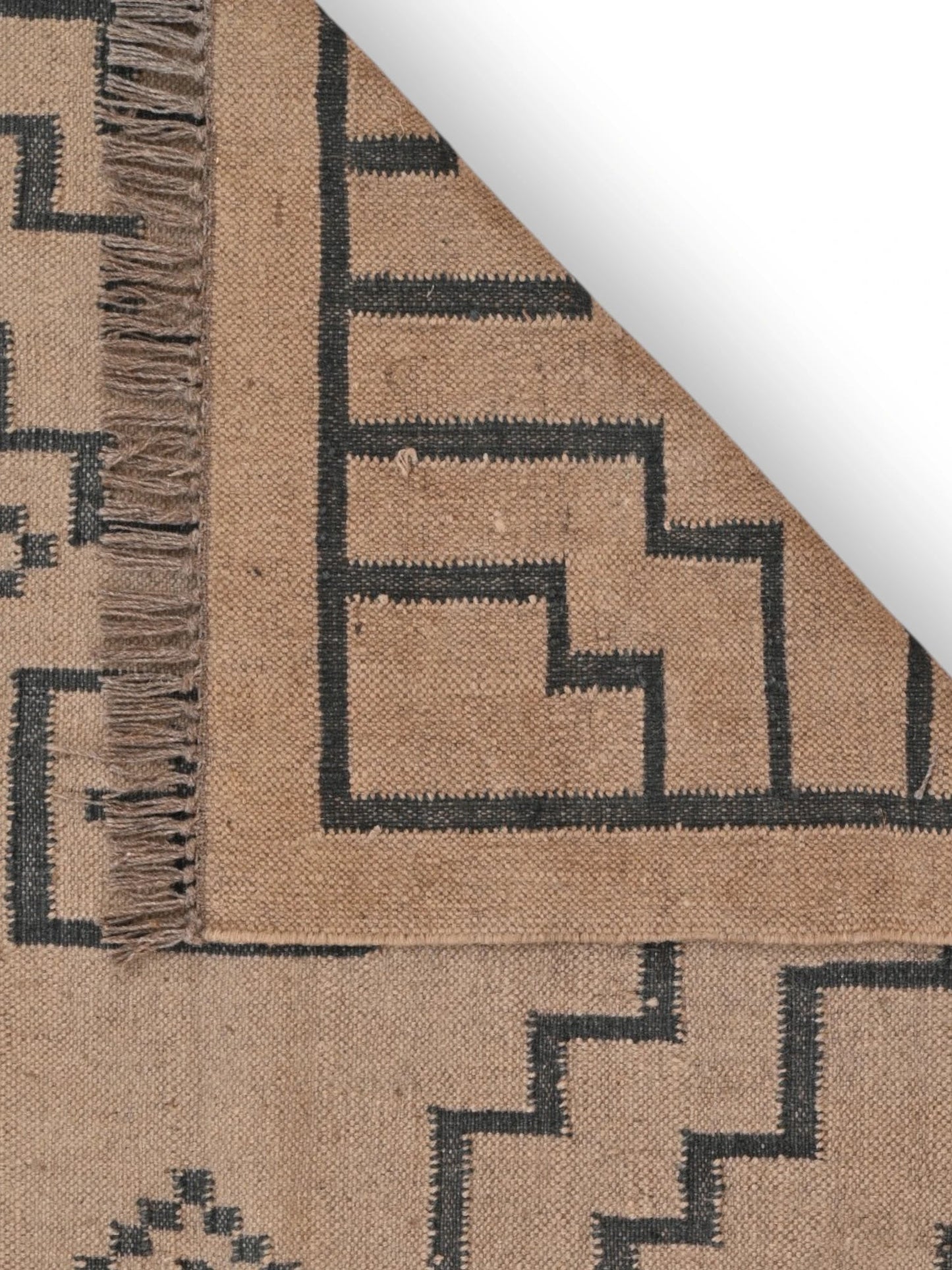 Detalle de alfombras kililm pasillo 120x180 marrón necha a mano en fibras naturales