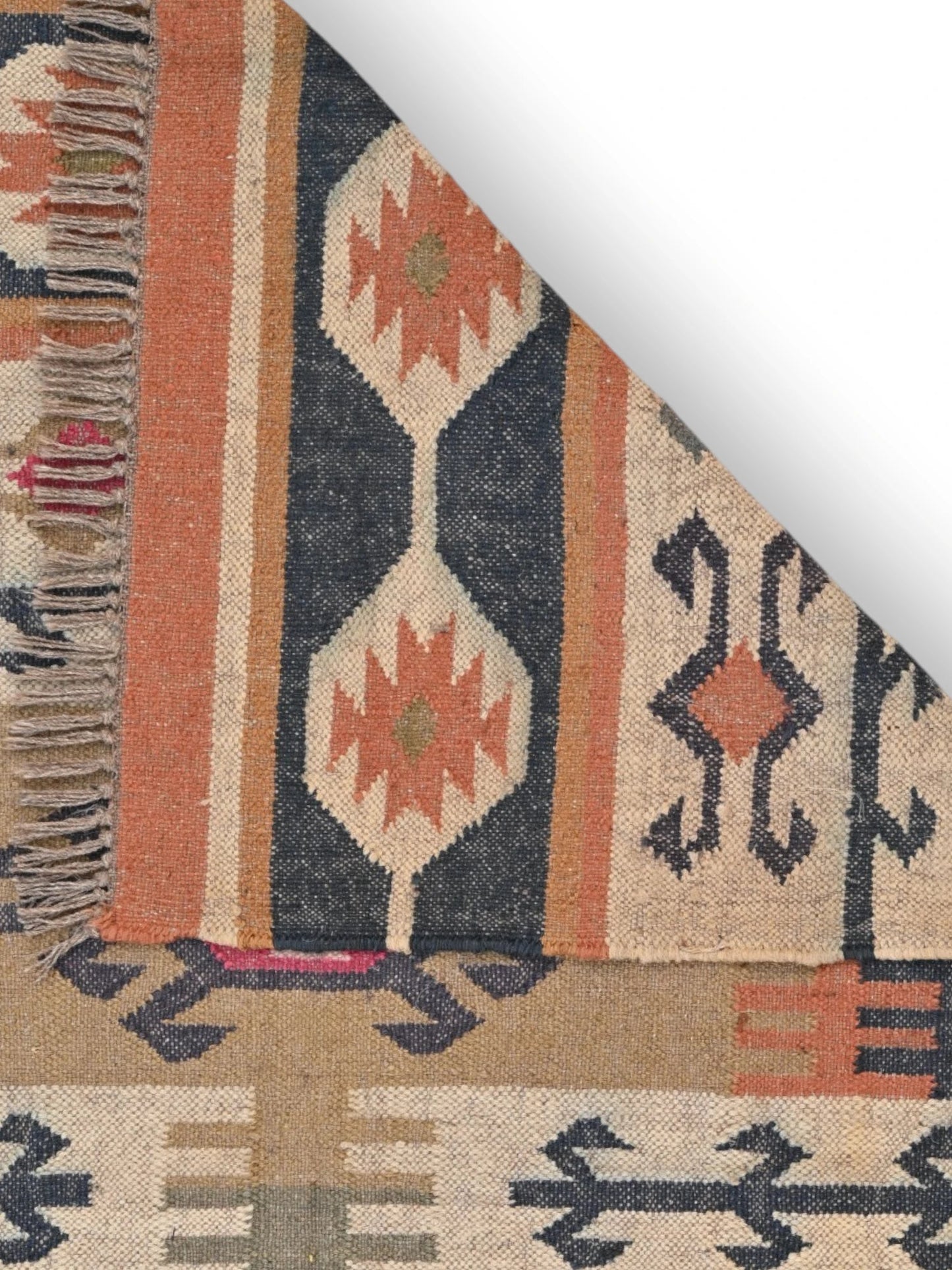 Detalle de alfombras kililm pasillo 120x180 multicolor necha a mano en fibras naturales
