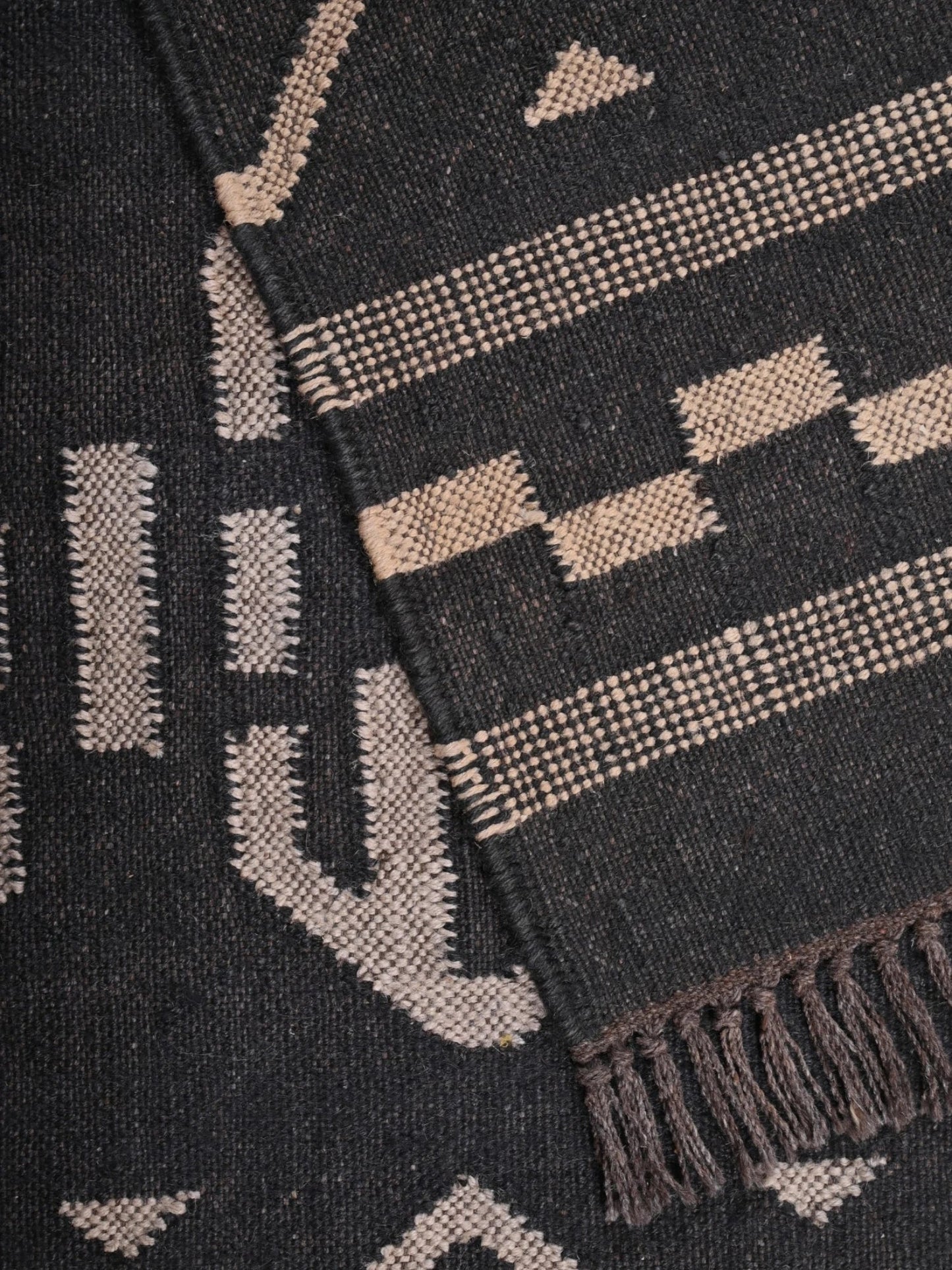 Detalle de alfombras kililm pasillo 150x240 negro necha a mano en fibras naturales