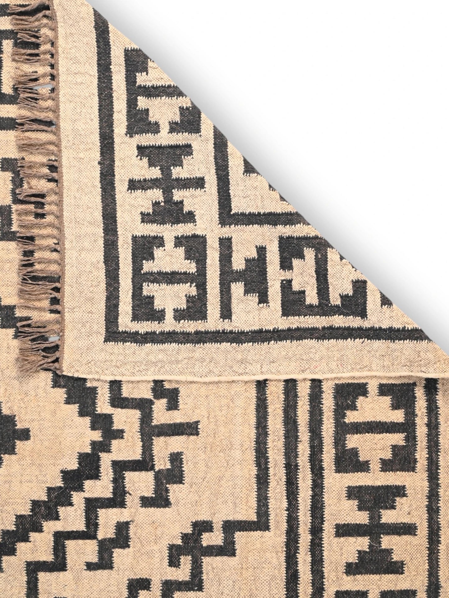 Detalle de alfombras kililm pasillo 180x270 negro beige necha a mano en fibras naturales