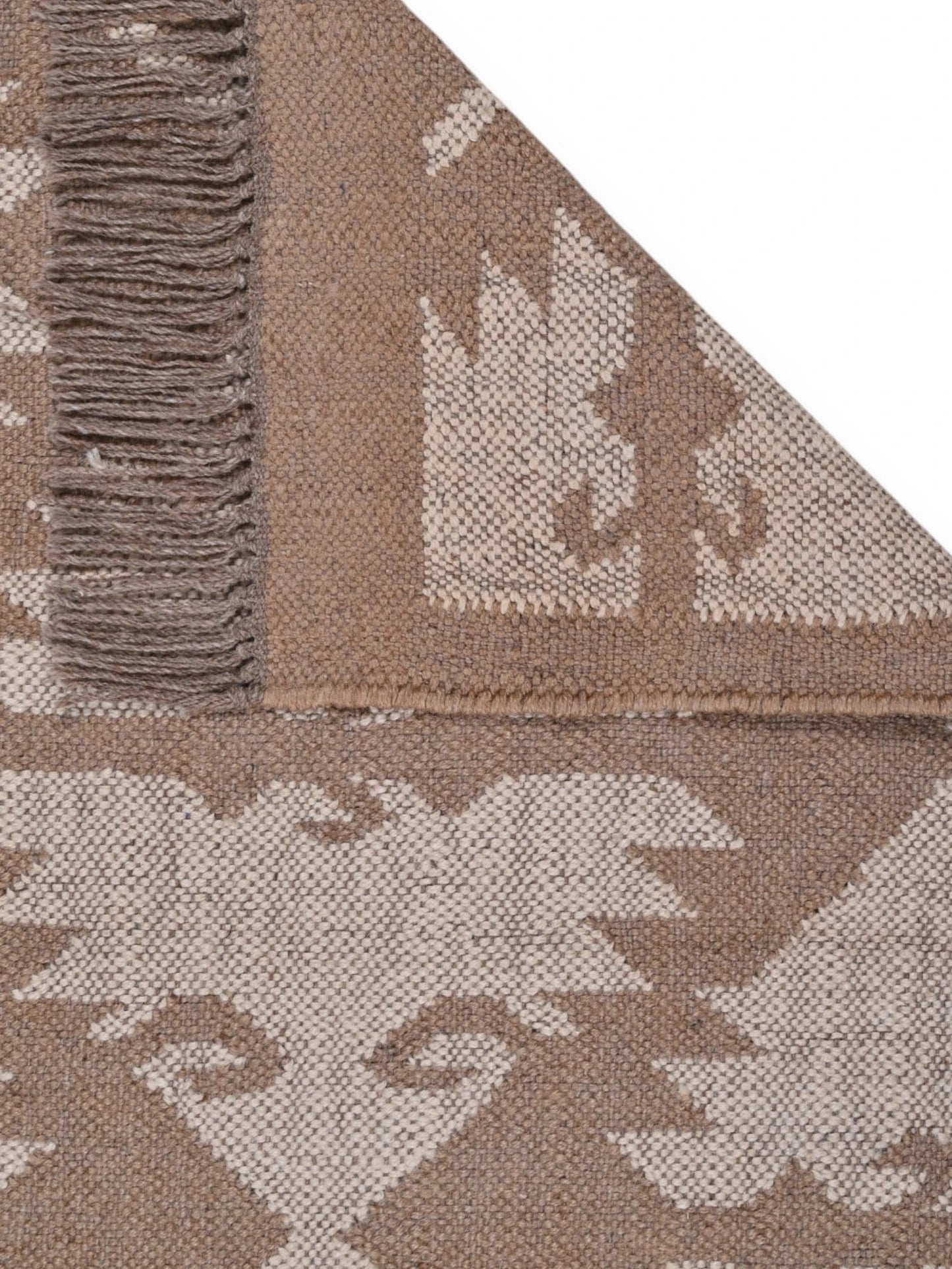 Detalle de alfombra kilim pasillo 60x180 marrón hecha a mano en fibras naturales