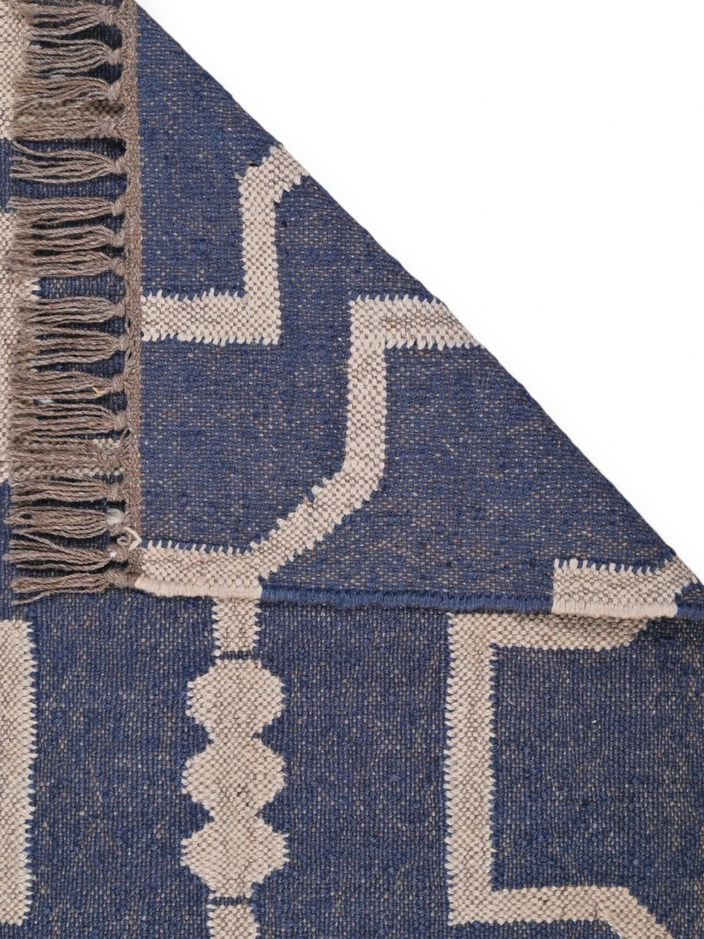 Detalle de alfombra kilim pasillo 60x180 negro hecha a mano en fibras naturales