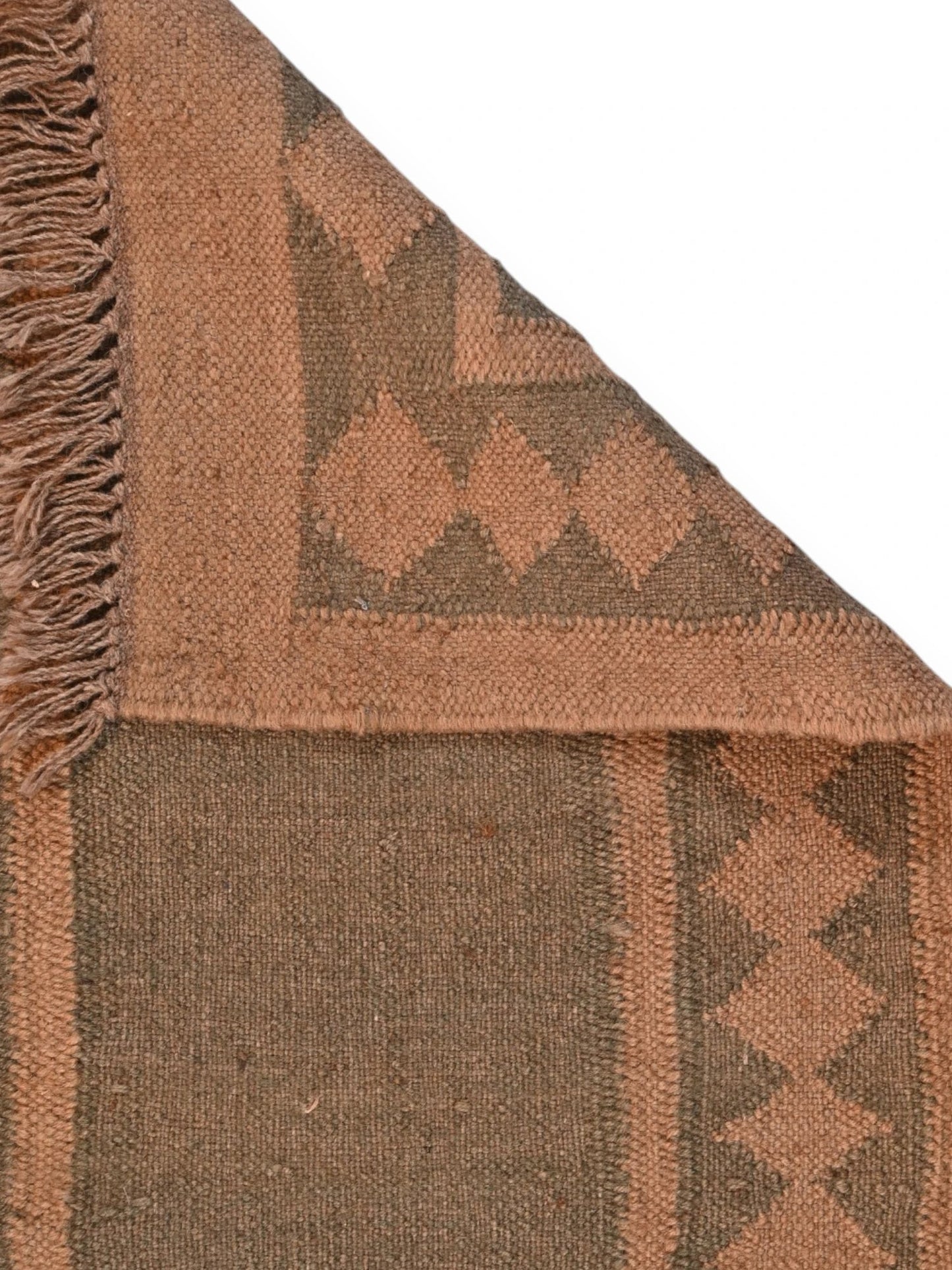Detalle de alfombras kililm pasillo 60x180 marrón necha a mano en fibras naturales