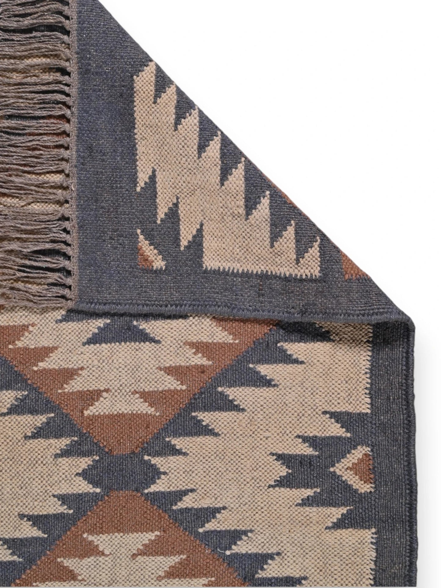 Detalle de alfombra kilim pasillo 60x240 Marrón, negro y rojo hecha a mano en fibras naturales