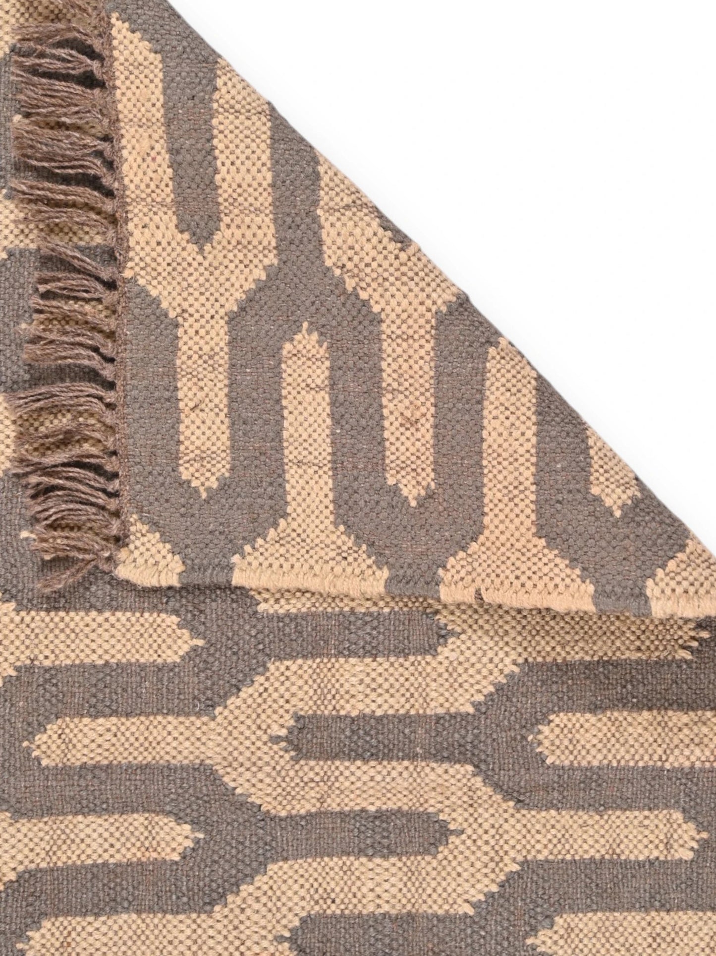 Detalle de alfombra kilim pasillo 60x90 marrón hecha a mano en fibras naturales