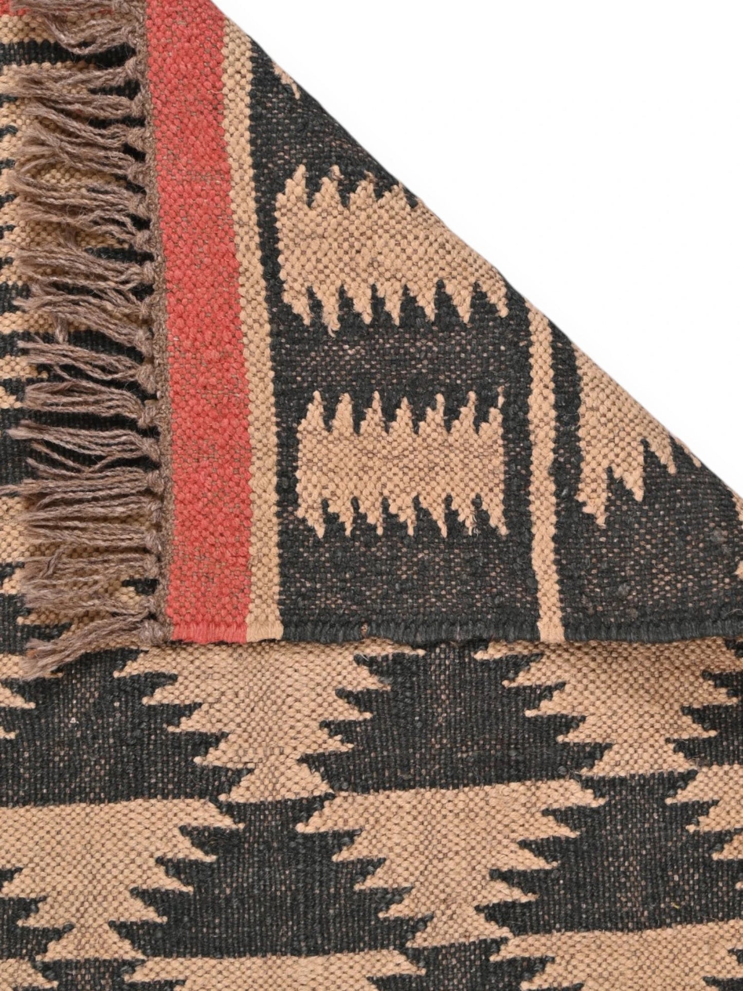 Detalle de alfombras kililm pasillo 60x90 beige negro rojo necha a mano en fibras naturales