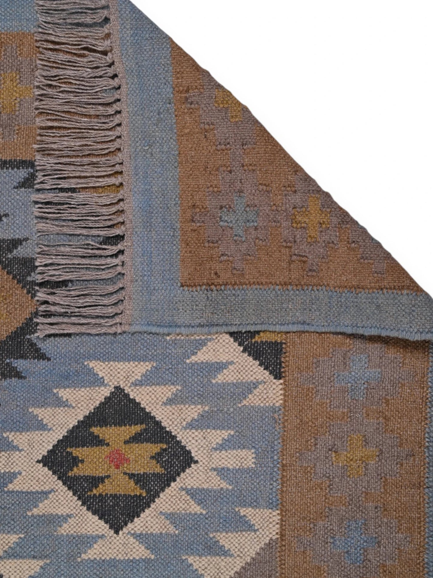 Detalle de alfombra kilim pasillo 75x300 multicolor hecha a mano en fibras naturales