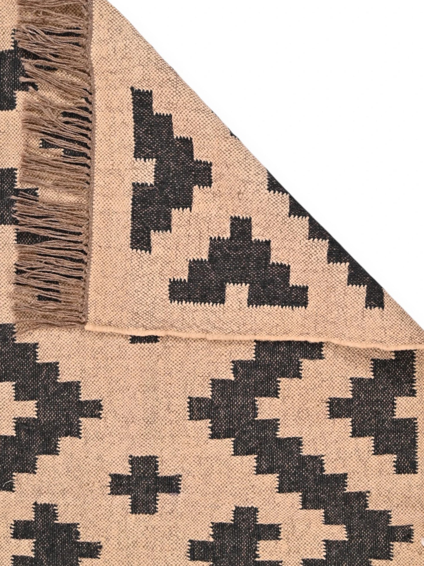 Detalle de alfombras kililm pasillo 90x150 beige negro necha a mano en fibras naturales