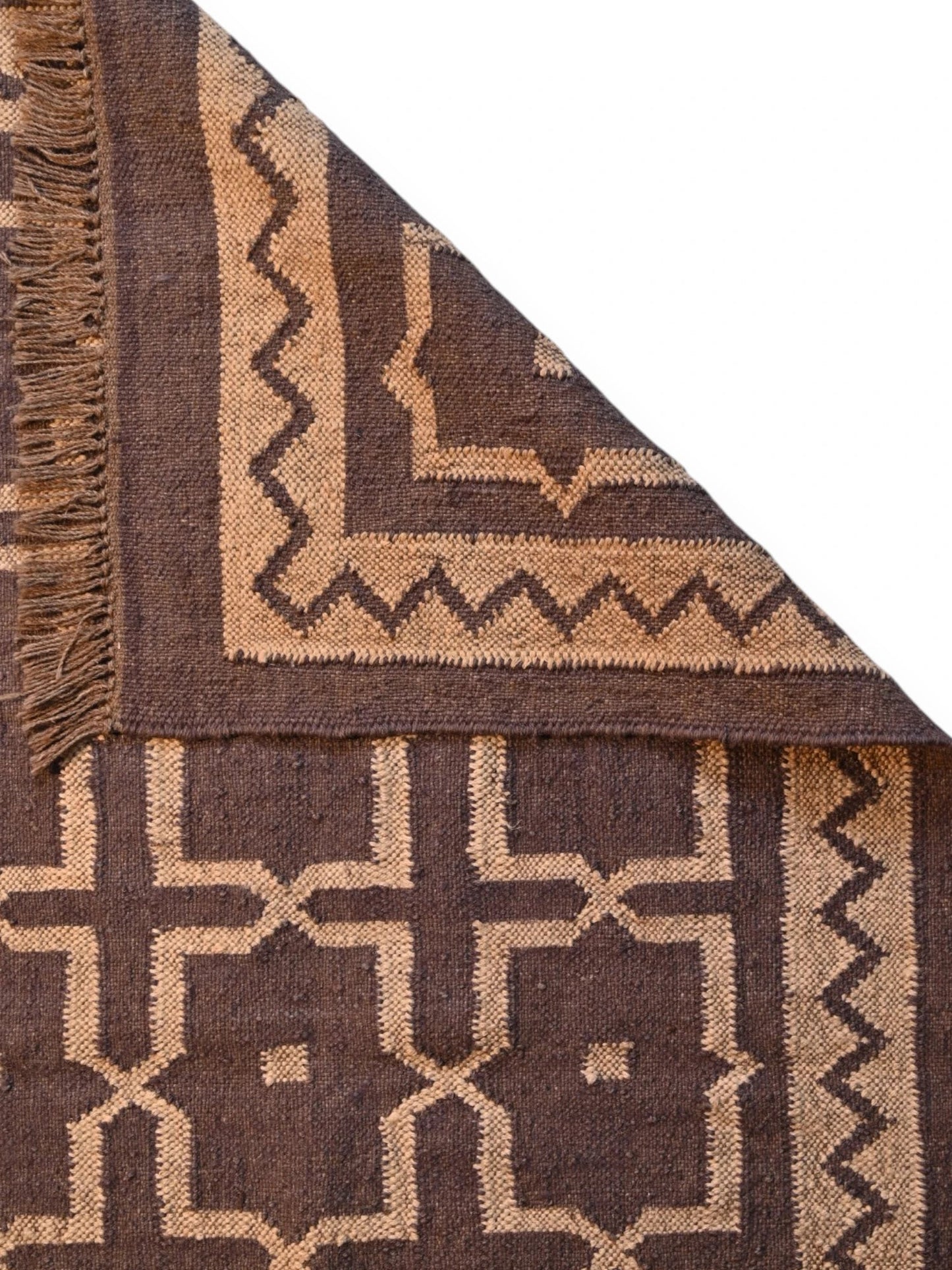 Detalle de alfombras kililm pasillo 90x150 marrón necha a mano en fibras naturales