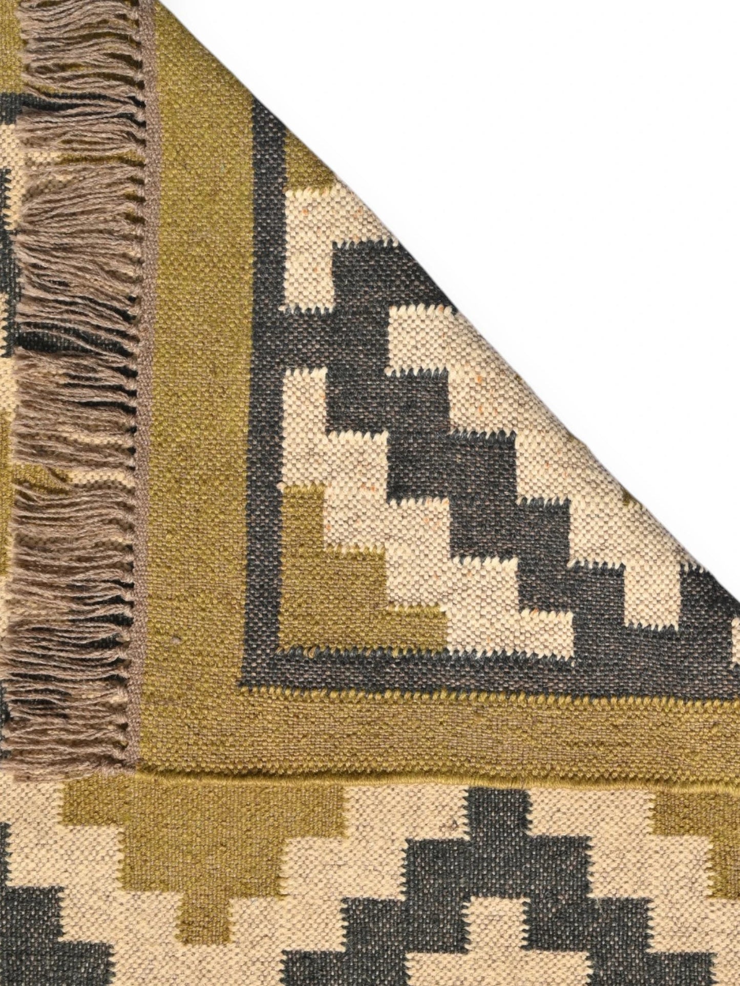 Detalle de alfombras kililm pasillo 150x240 marrón negro necha a mano en fibras naturales