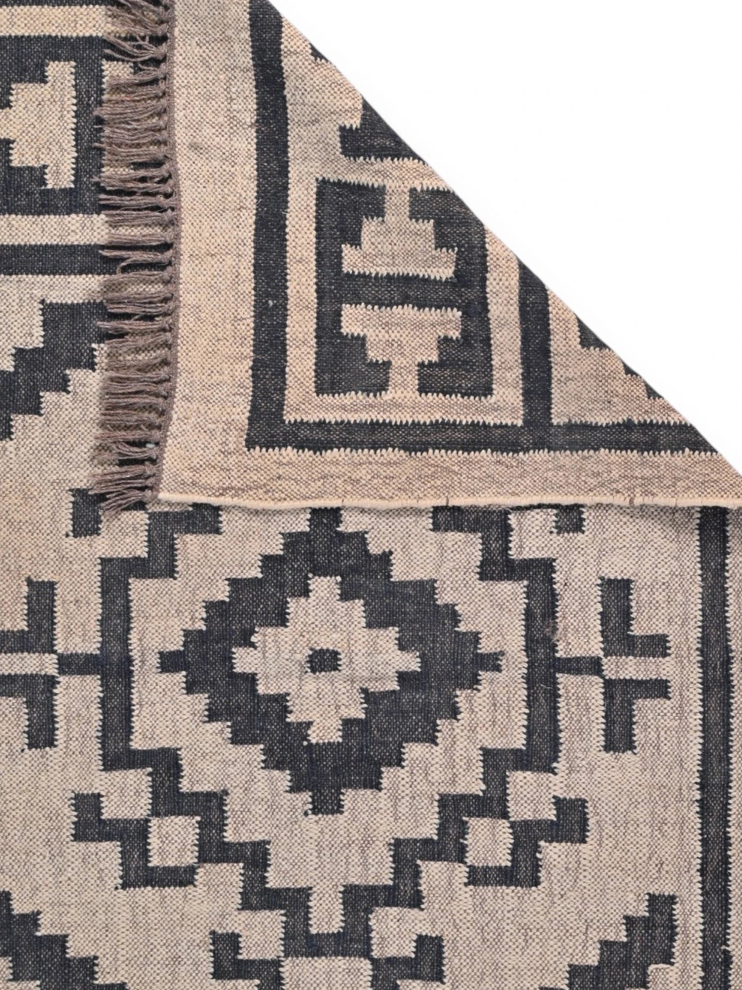 Detalle de alfombras kililm pasillo 90x150 beige negro necha a mano en fibras naturales