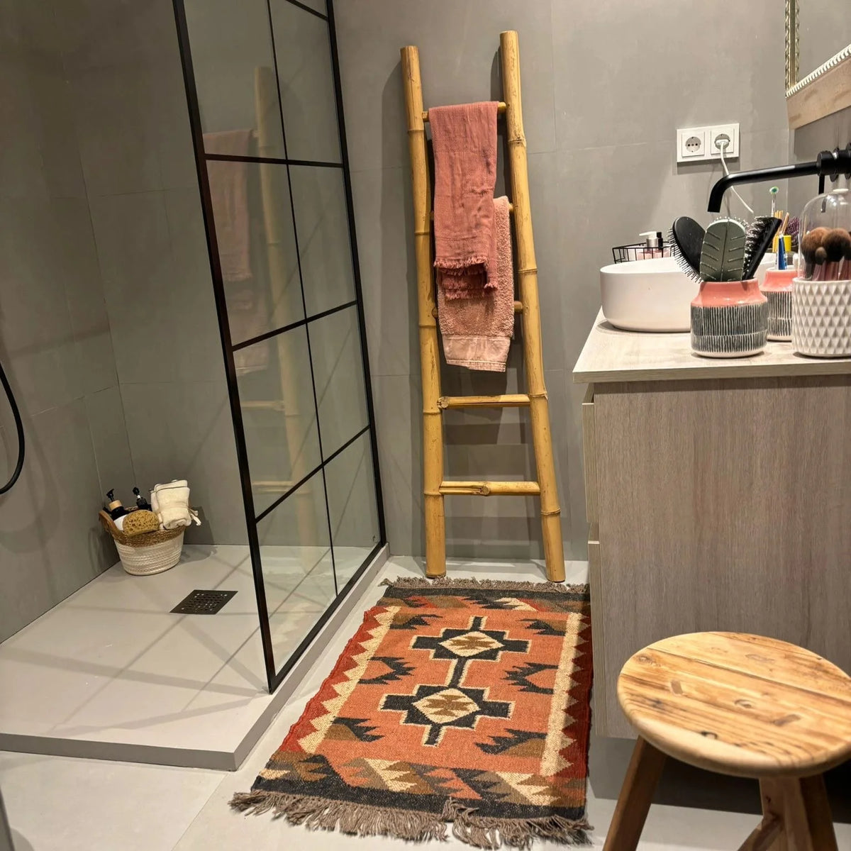 alfombra kilim pequena en tonos rojos y tierra, multicolor, alfombra etnica hecha a mano.