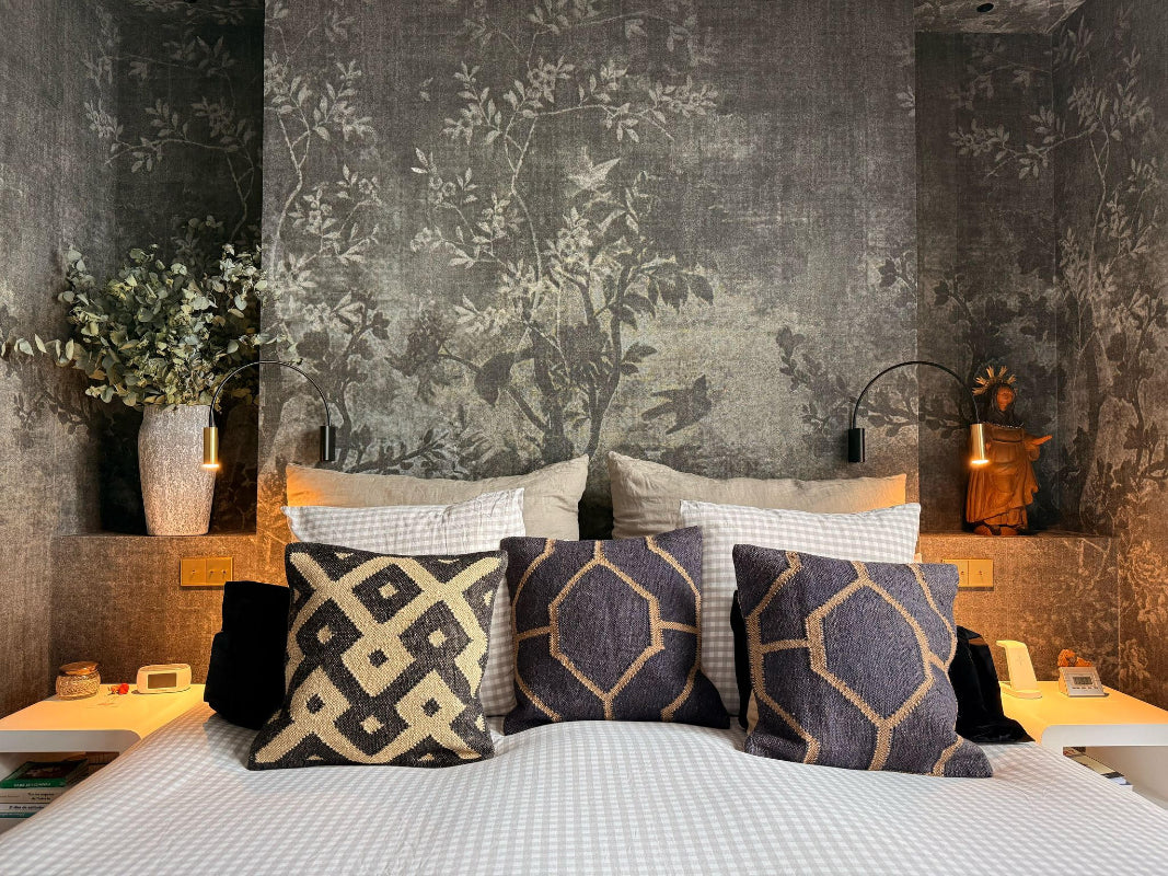 cojines kilim de fibras naturales encima de una cama