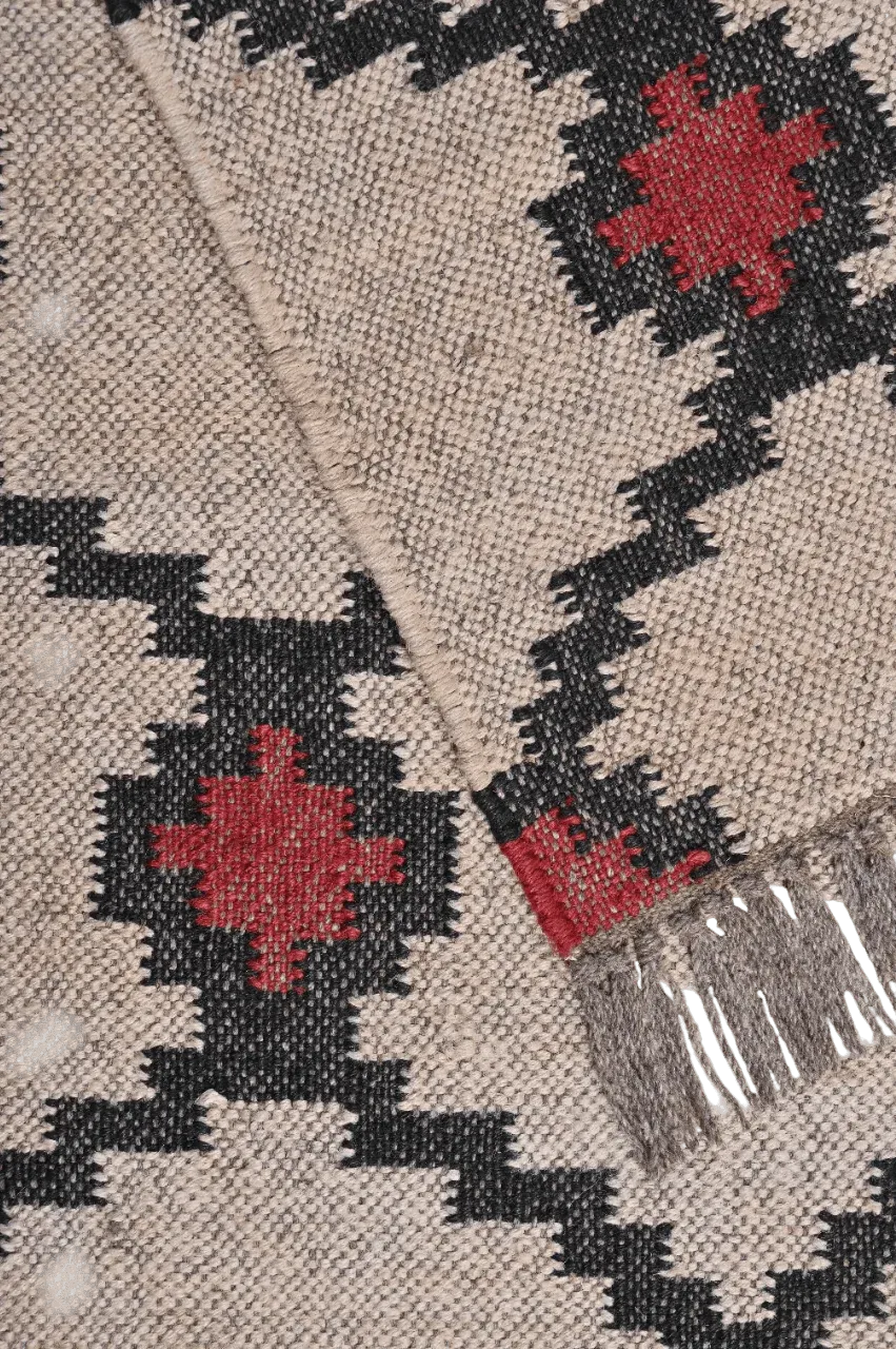 alfombra kilim moderna roja y negra detalle fibras naturales