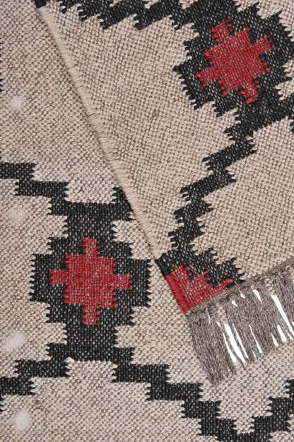alfombra kilim moderna roja y negra detalle fibras naturales