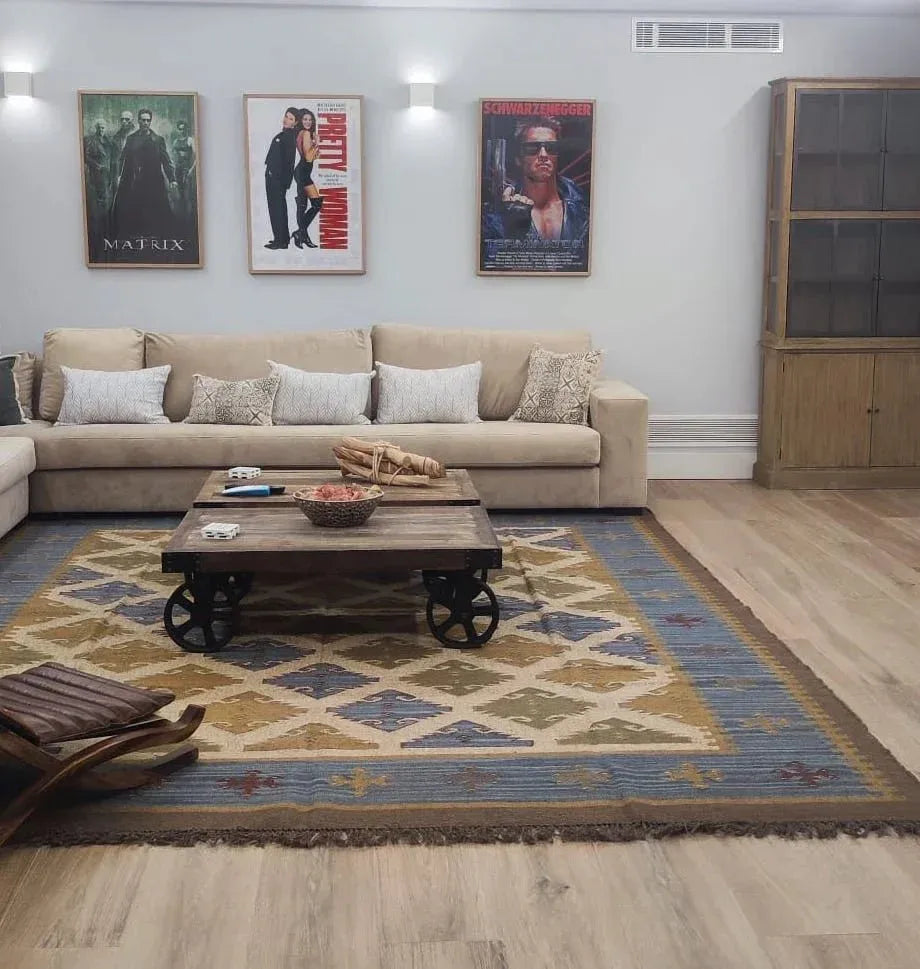 alfombra kilim etnica, tonos azules, verdes y beige, alfombra artesanal de pelo corto.