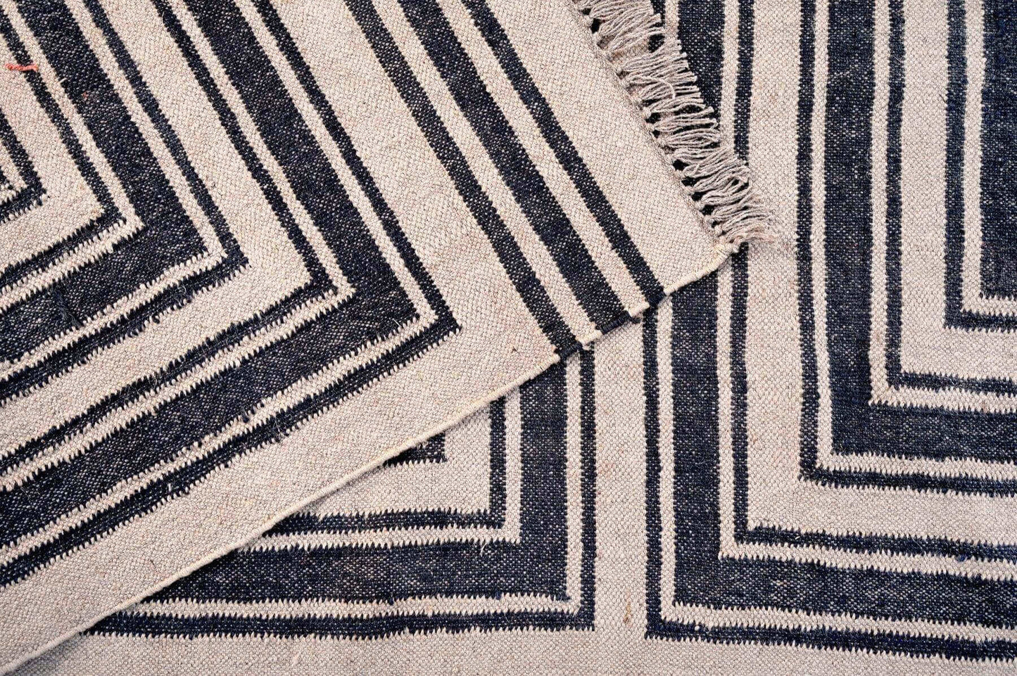 alfombra kilim grande, de lana y yutee beige y negra, diseño geométrico, hecho a mano