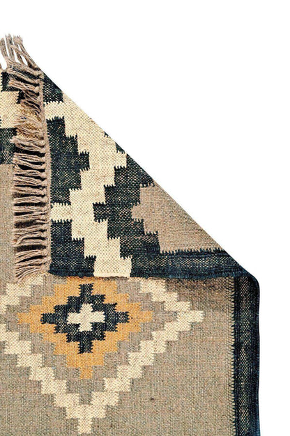 alfombra kilim, de lana y yute,  pequeña, geometrica, color blanco y negro, reversible, artesanal, India.