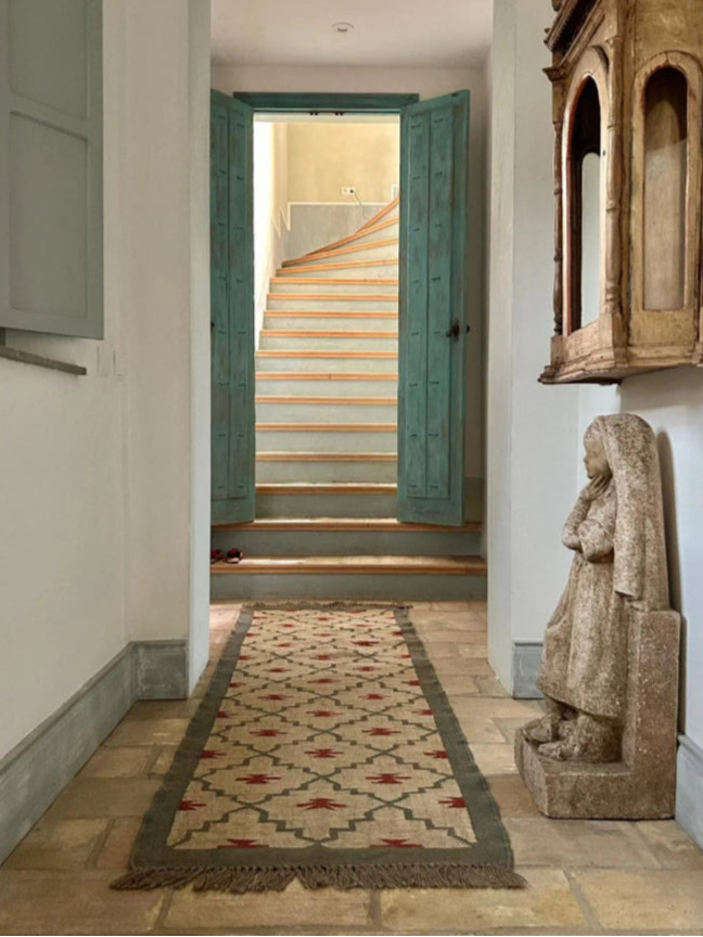 alfombra kilim de pasillo en tonos gris y rojo