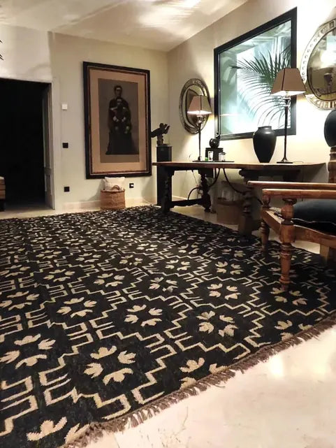 alfombra kilim blanca y negra moderna