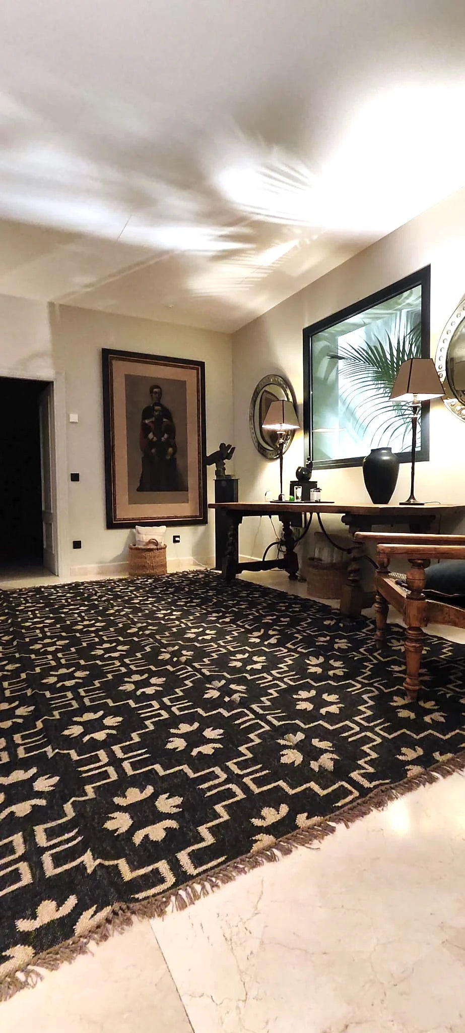 Alfombra kilim grande en tonos negros y beige, alfombra artesanal tejida a mano en india