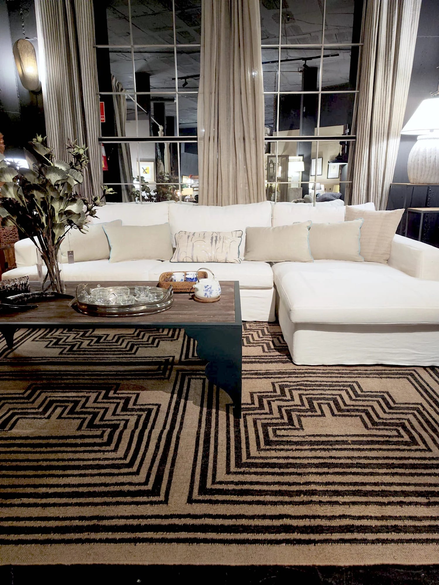alfombras kilim modernas, con patrones exclusivos, en tono beige y negro, hecha en fibras naturales