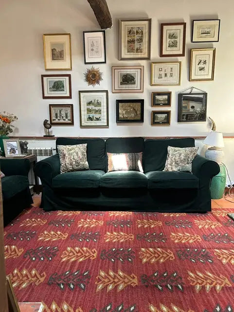 alfombra kilim roja en salon