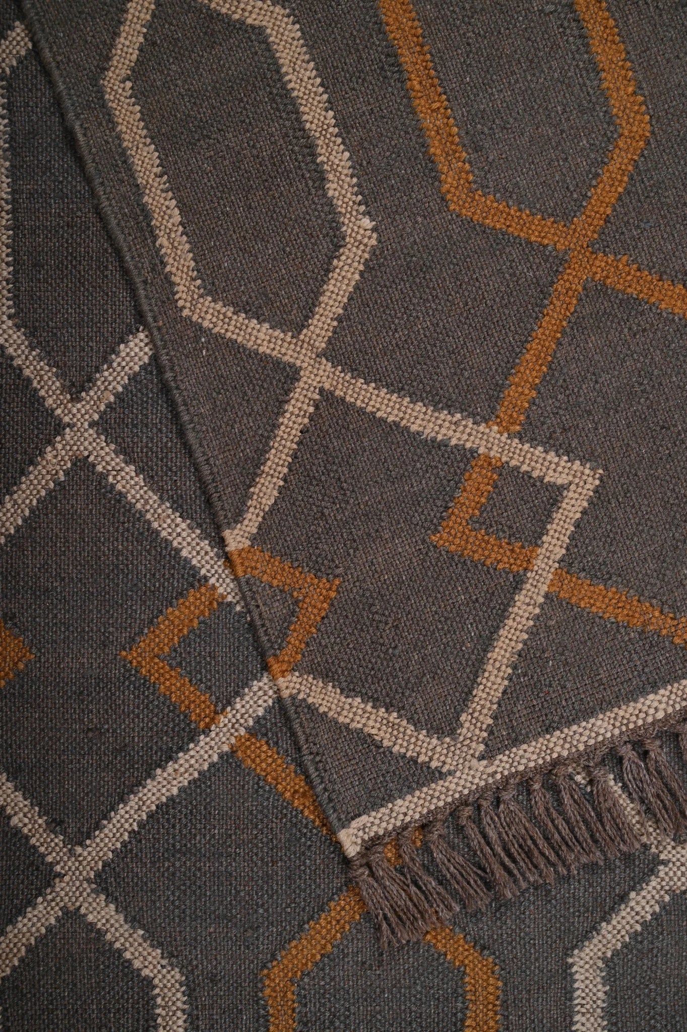 Detalle de alfombra kilim pasillo 120x80 marrón hecha a mano en fibras naturales