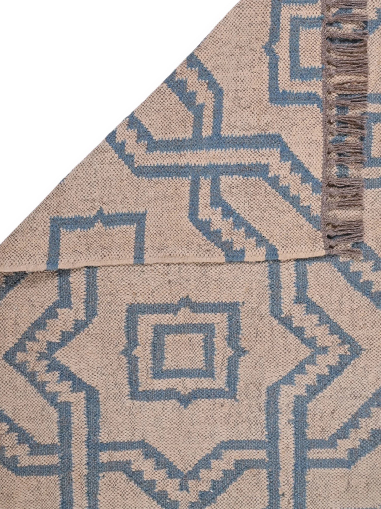 Detalle de alfombra kilim pasillo 120x80 marrón y azul hecha a mano en fibras naturales