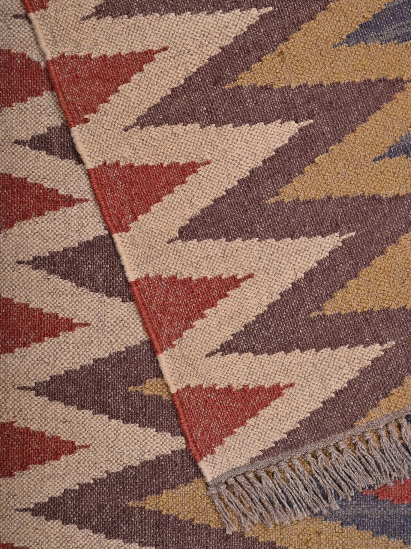 Detalle de alfombra kilim pasillo 120x80 multicolor hecha a mano en fibras naturales