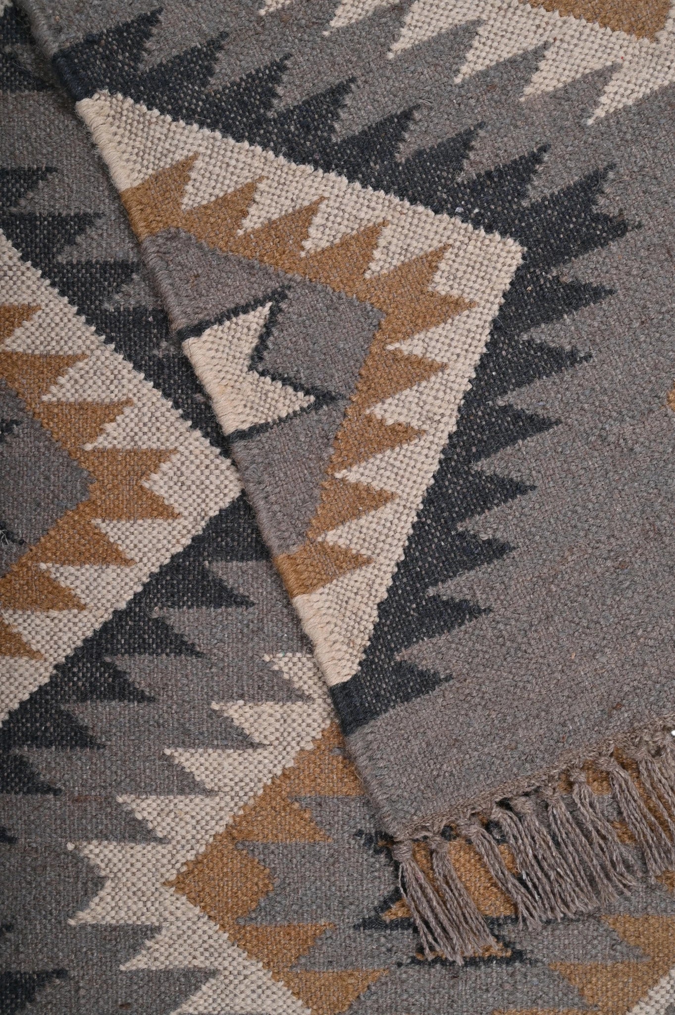 Detalle de alfombra kilim pasillo 120x80 multicolor hecha a mano en fibras naturales