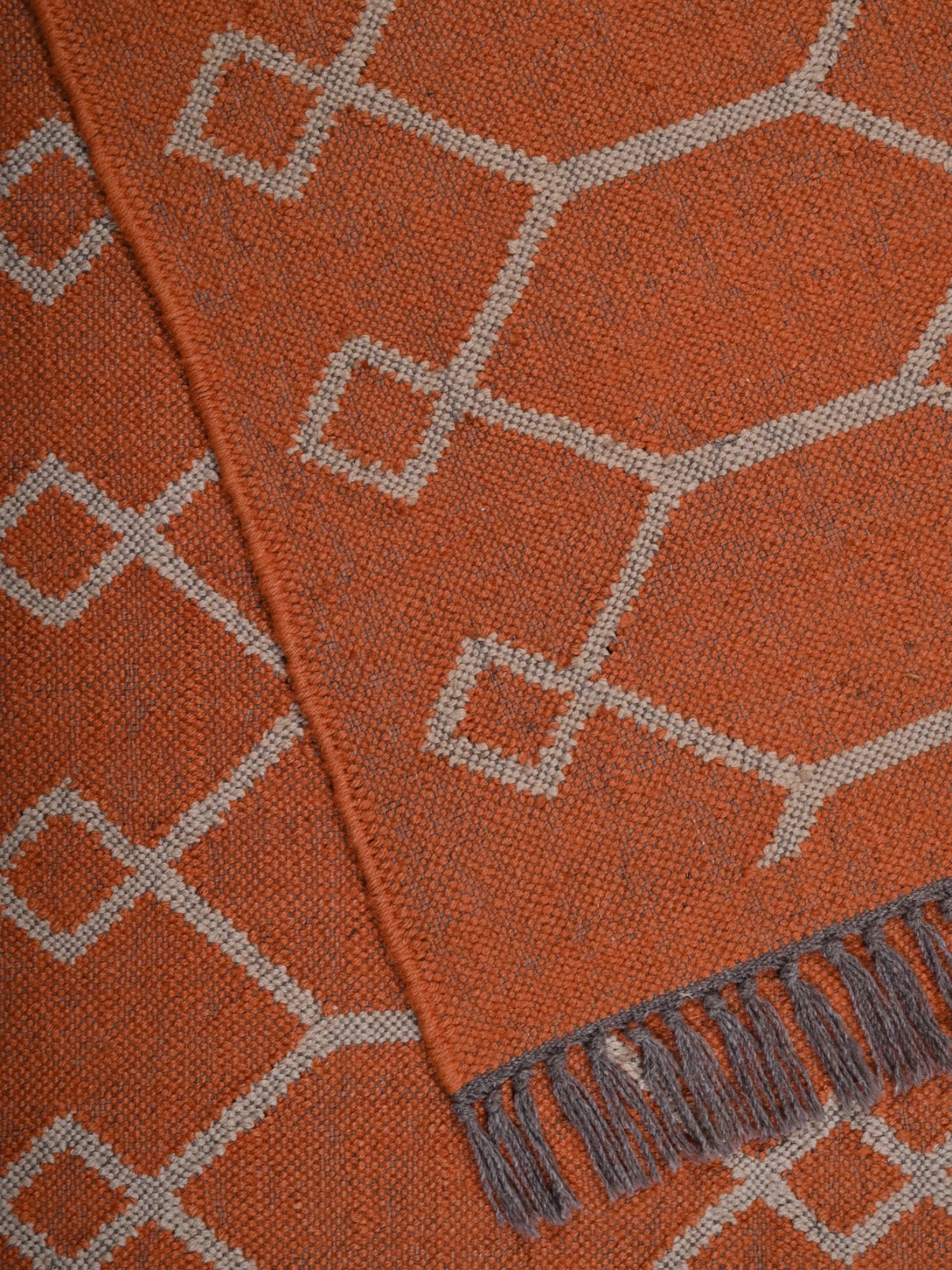 Detalle de alfombra kilim pasillo 120x80 rojo hecha a mano en fibras naturales