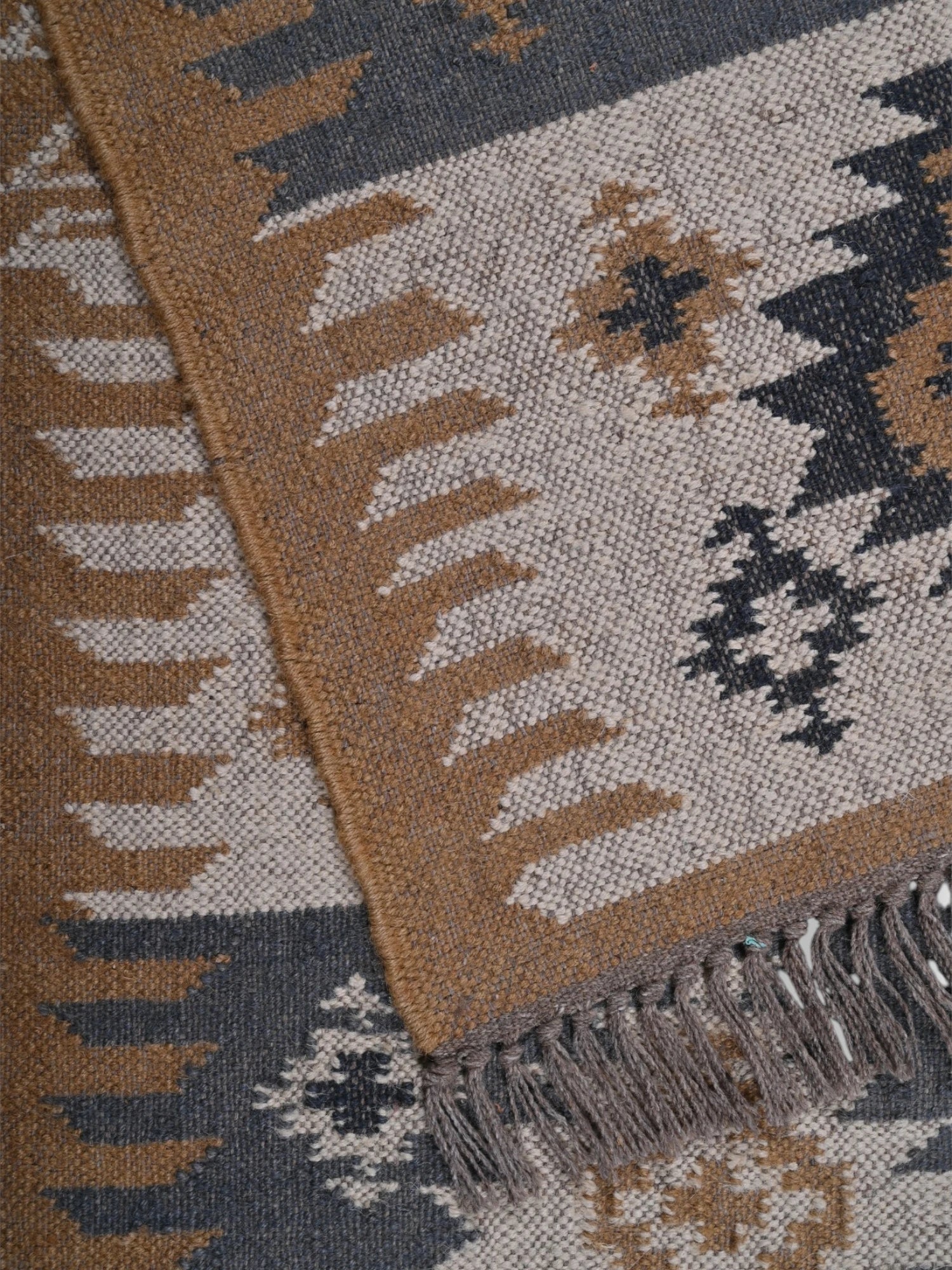 Detalle de alfombra kilim pasillo 120x80 multicolor hecha a mano en fibras naturales