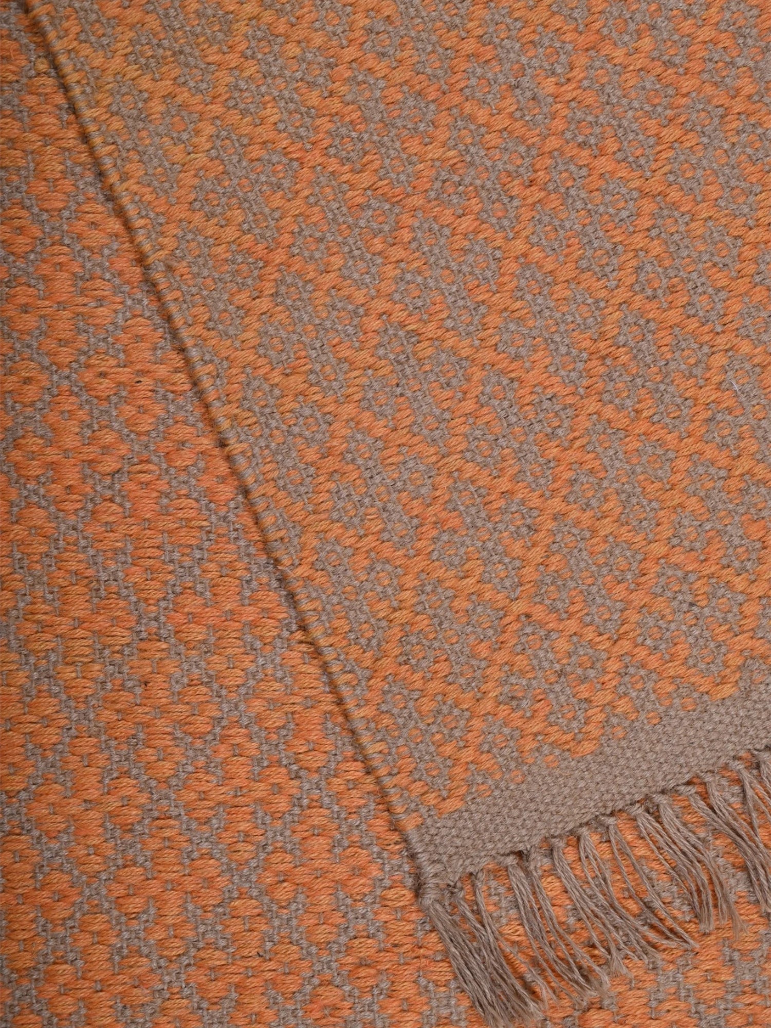 Detalle de alfombra kilim pasillo 120x80 marrón hecha a mano en fibras naturales