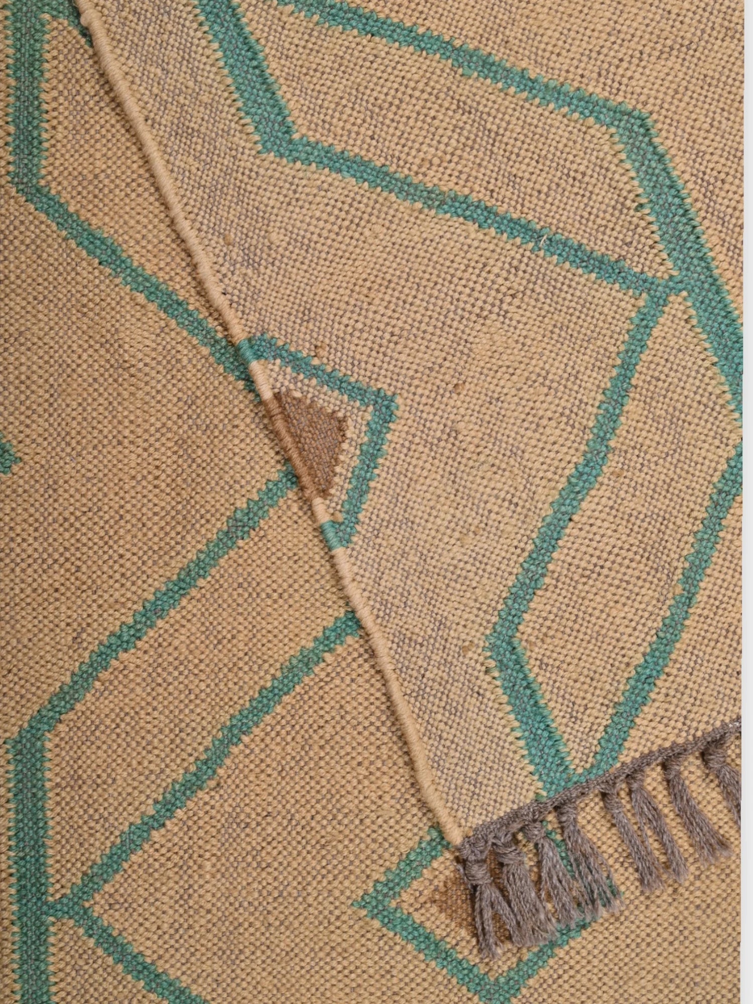 Detalle de alfombra kilim pasillo 120x80 marrón, verde, rojo hecha a mano en fibras naturales